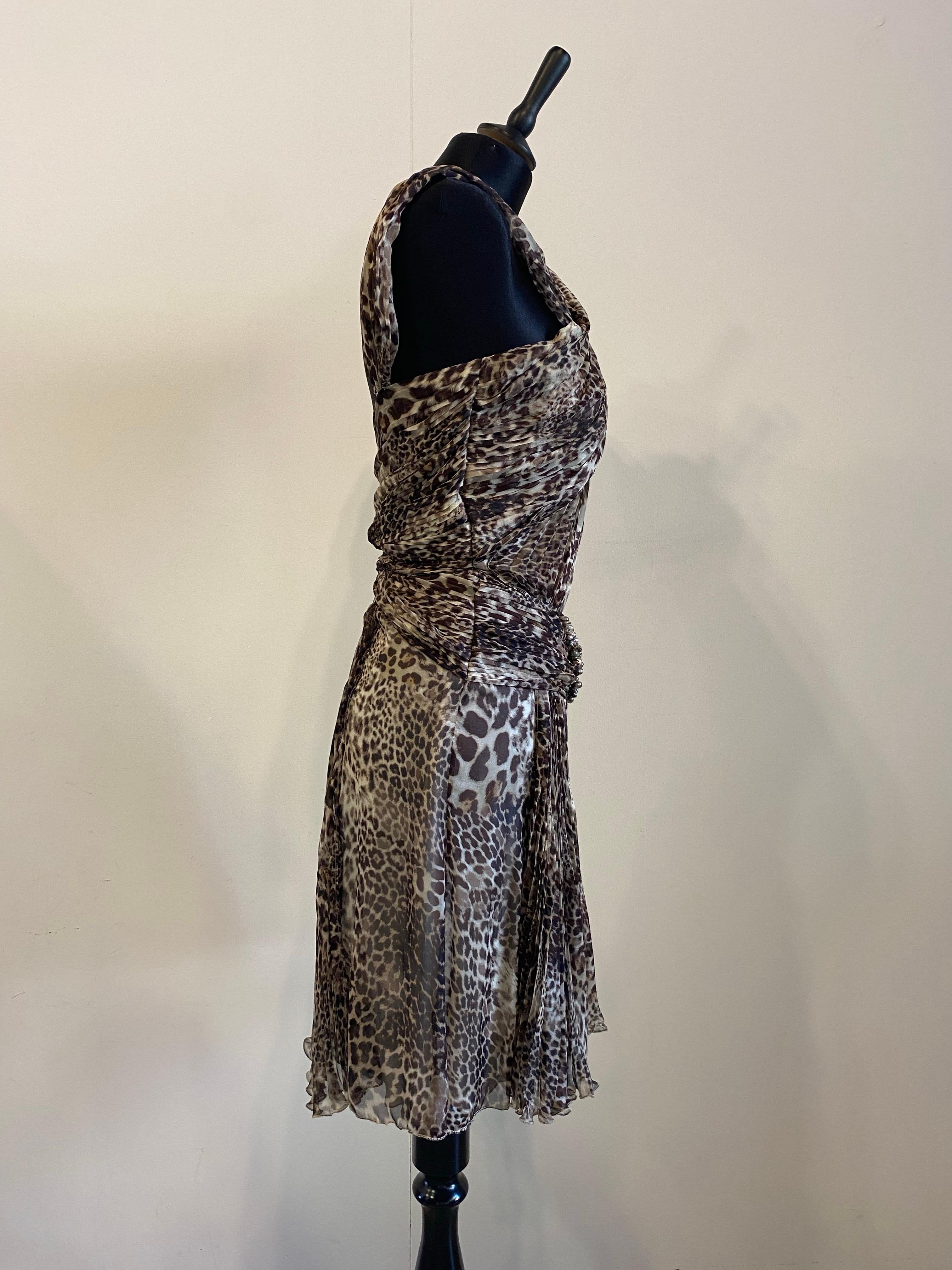 Robe en soie Blumarine à imprimé tacheté et nœud perlé à la taille. en vente 5