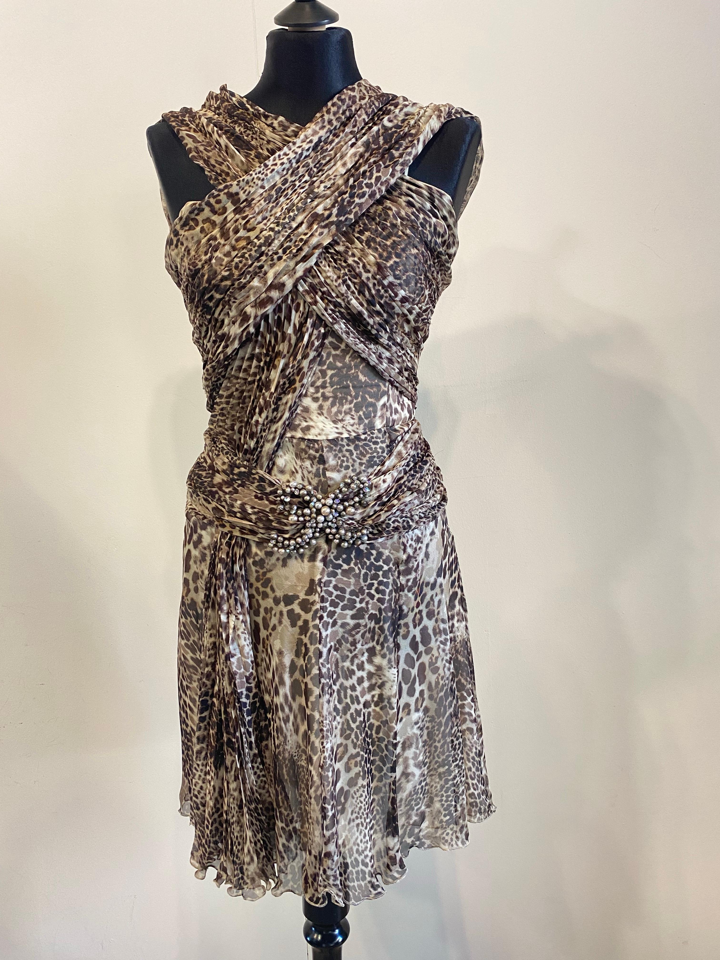 Noir Robe en soie Blumarine à imprimé tacheté et nœud perlé à la taille. en vente