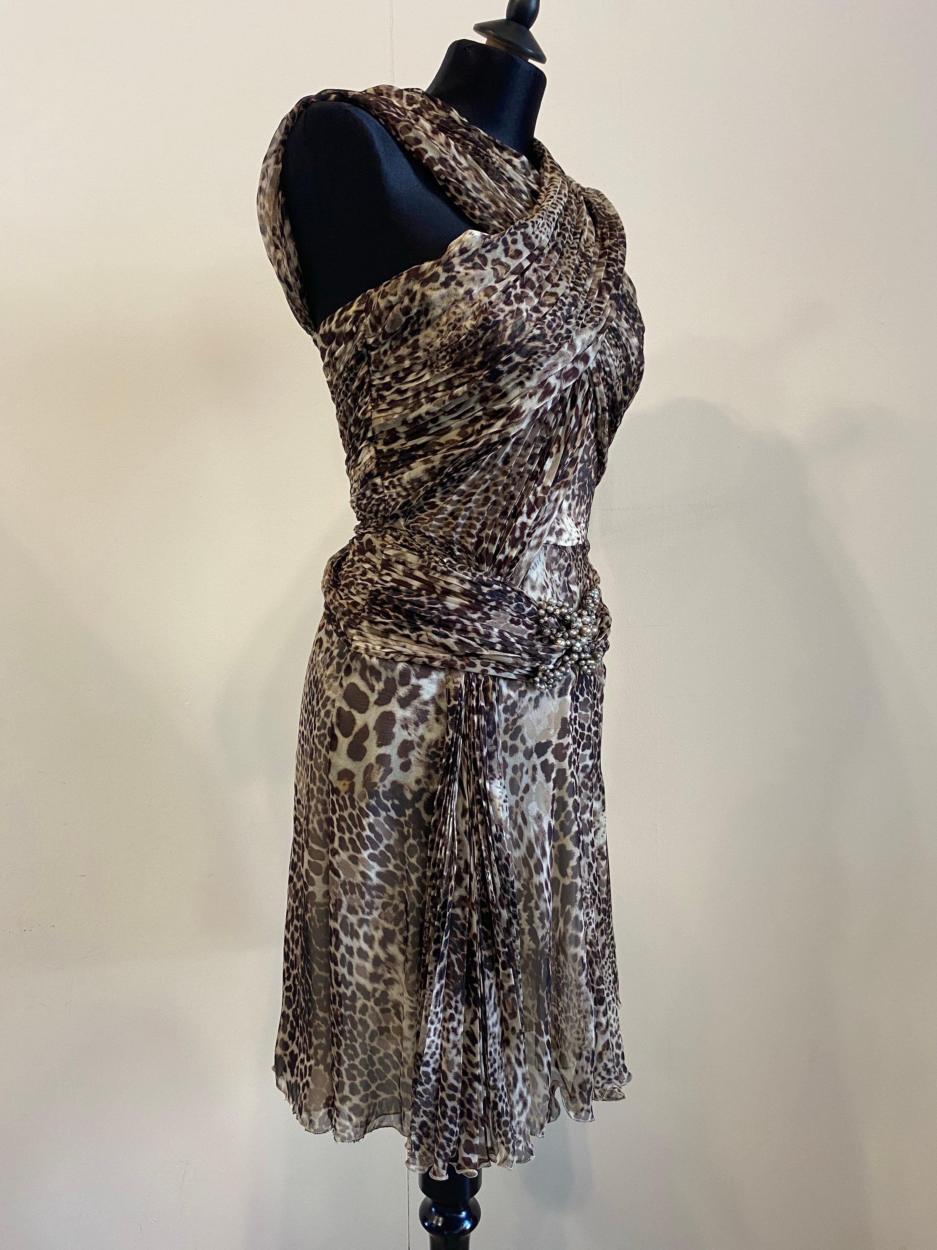 Robe en soie Blumarine à imprimé tacheté et nœud perlé à la taille. Excellent état - En vente à Carnate, IT