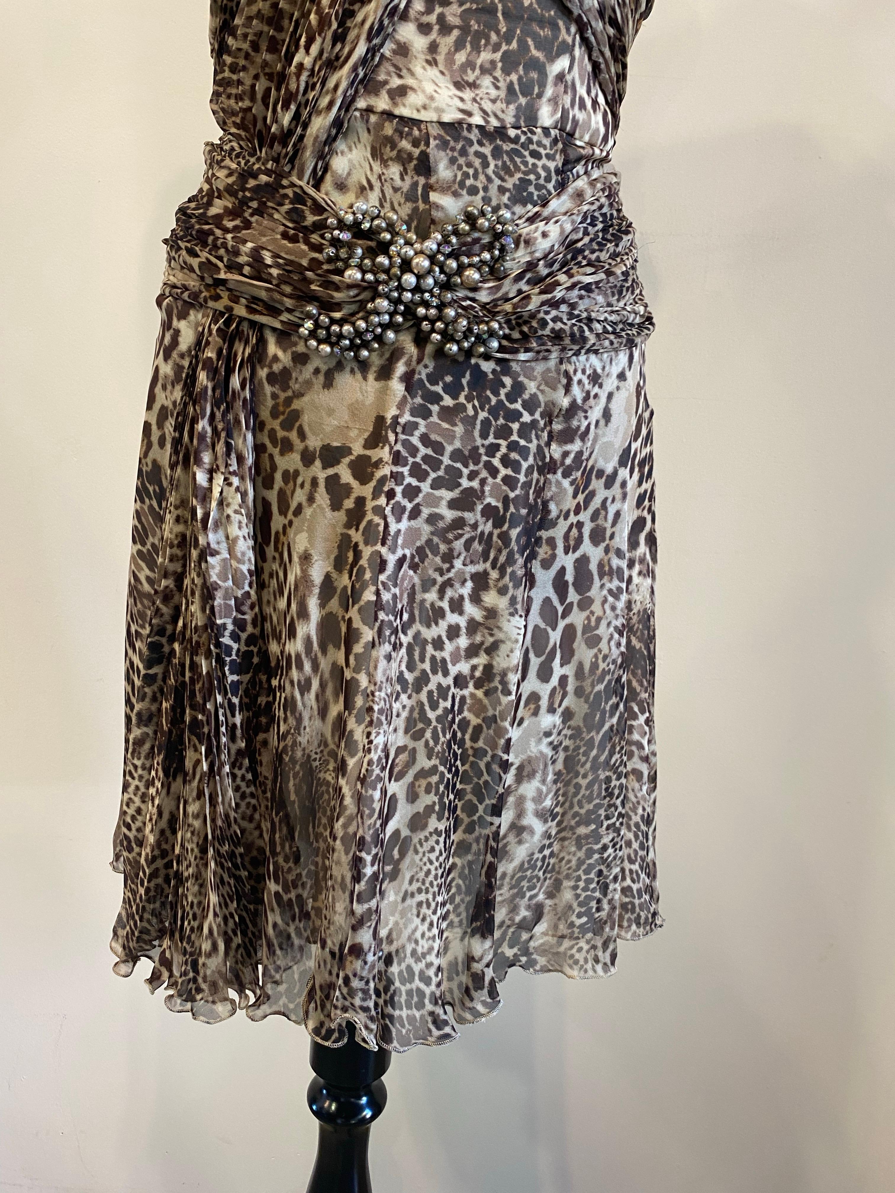 Robe en soie Blumarine à imprimé tacheté et nœud perlé à la taille. Unisexe en vente