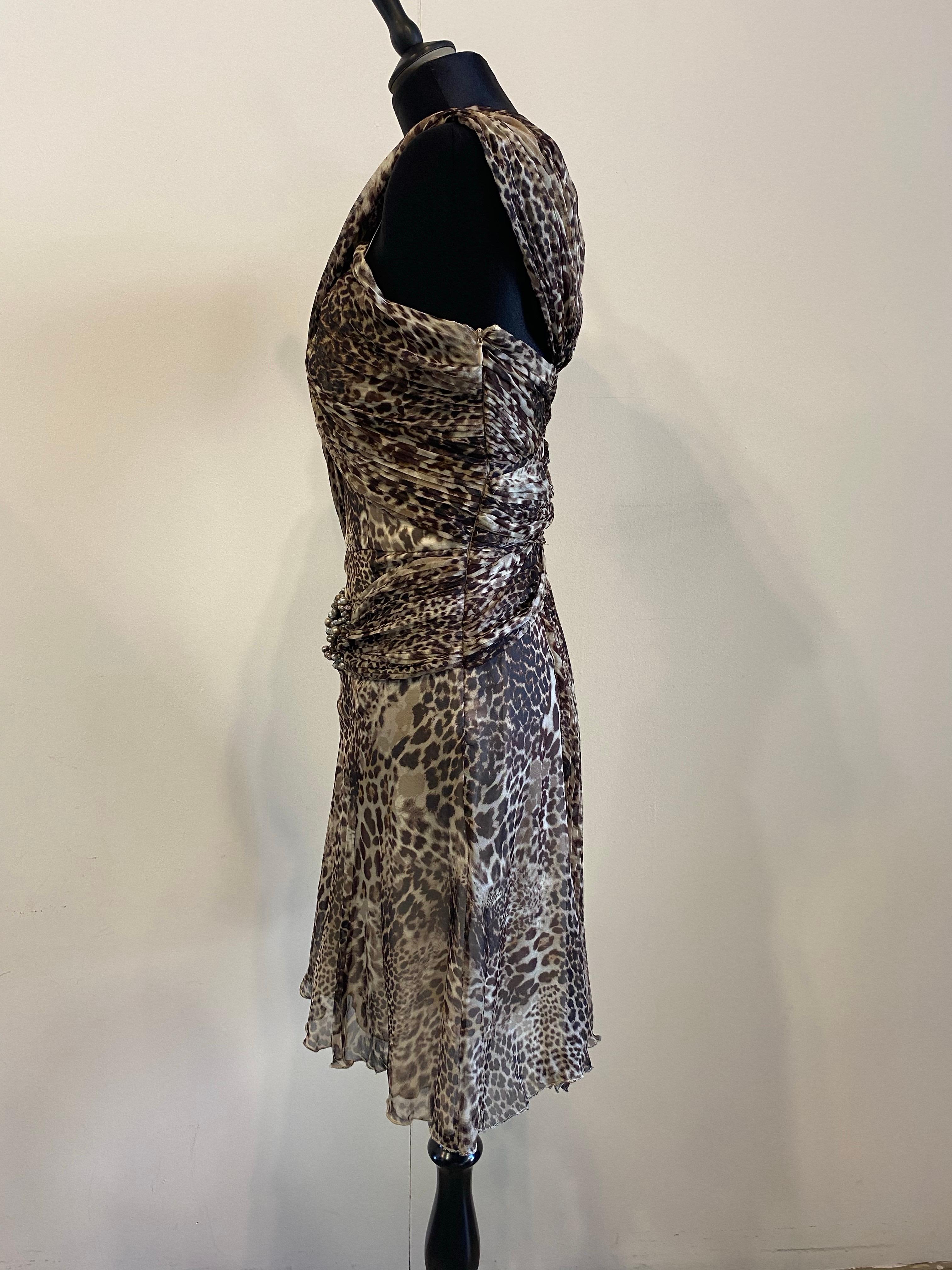 Robe en soie Blumarine à imprimé tacheté et nœud perlé à la taille. en vente 2