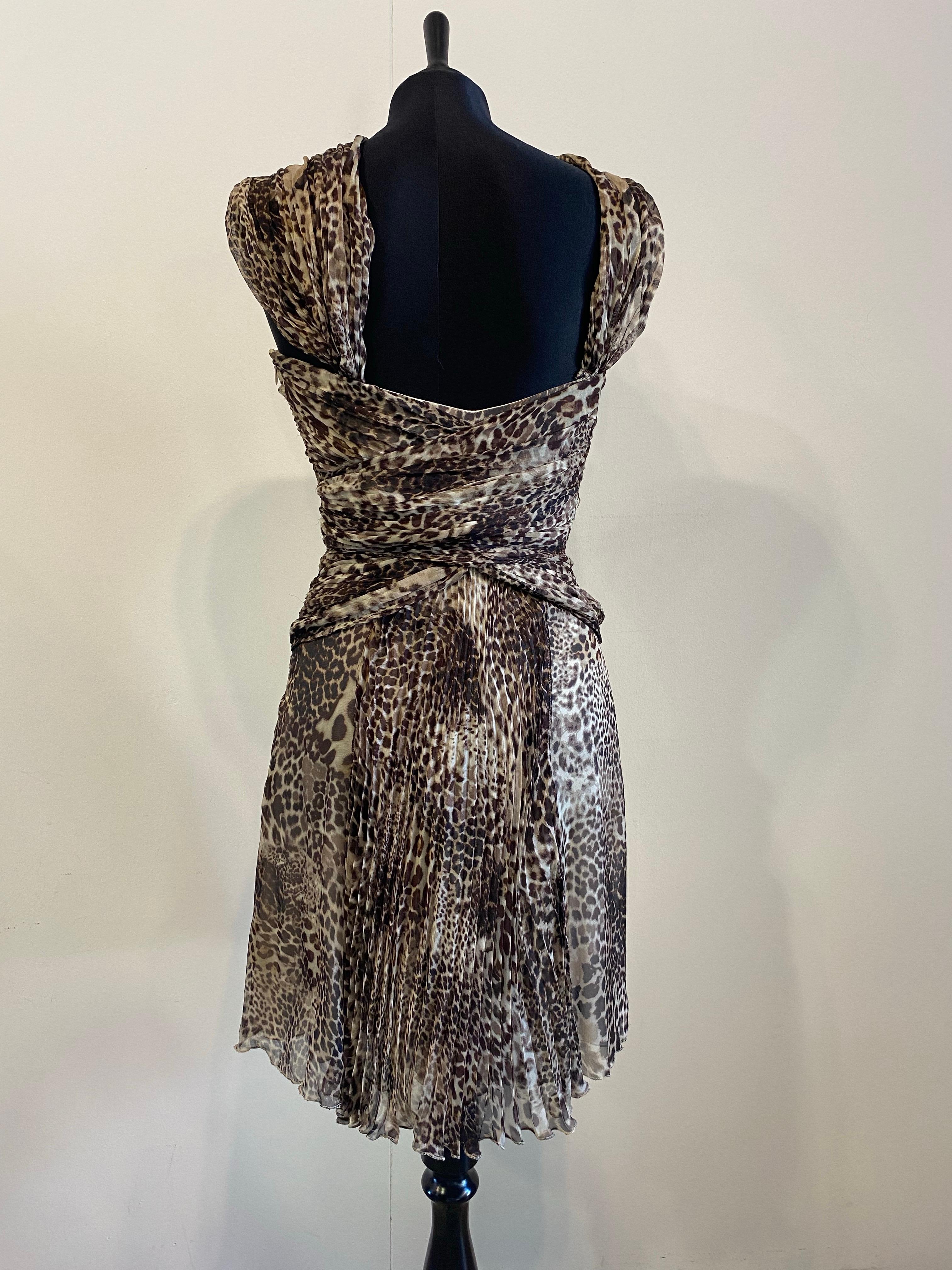Robe en soie Blumarine à imprimé tacheté et nœud perlé à la taille. en vente 3