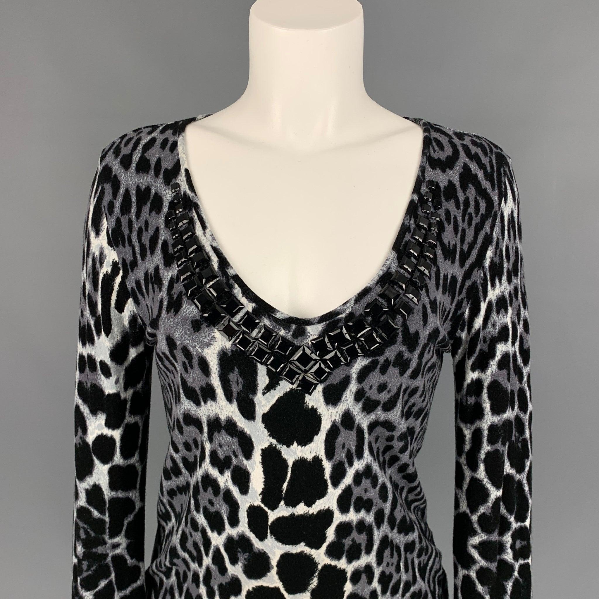 BLUMARINE pullover comes in a grey & black animal print jersey material featuring a beaded trim design and a v-neck. Made in Italy.
Very Good
Pre-Owned Condition. 

Marked:   I 44 / D 38 

Measurements: 
 
Shoulder: 16 inches  Bust: 32 inches 