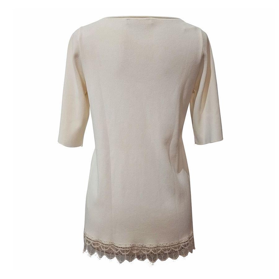Viscose (80%) Poliamid (20%) Creme white color Embellished with lace edge Roundneck Short sleeves Maximum length cm 68 (26,77 inches)
