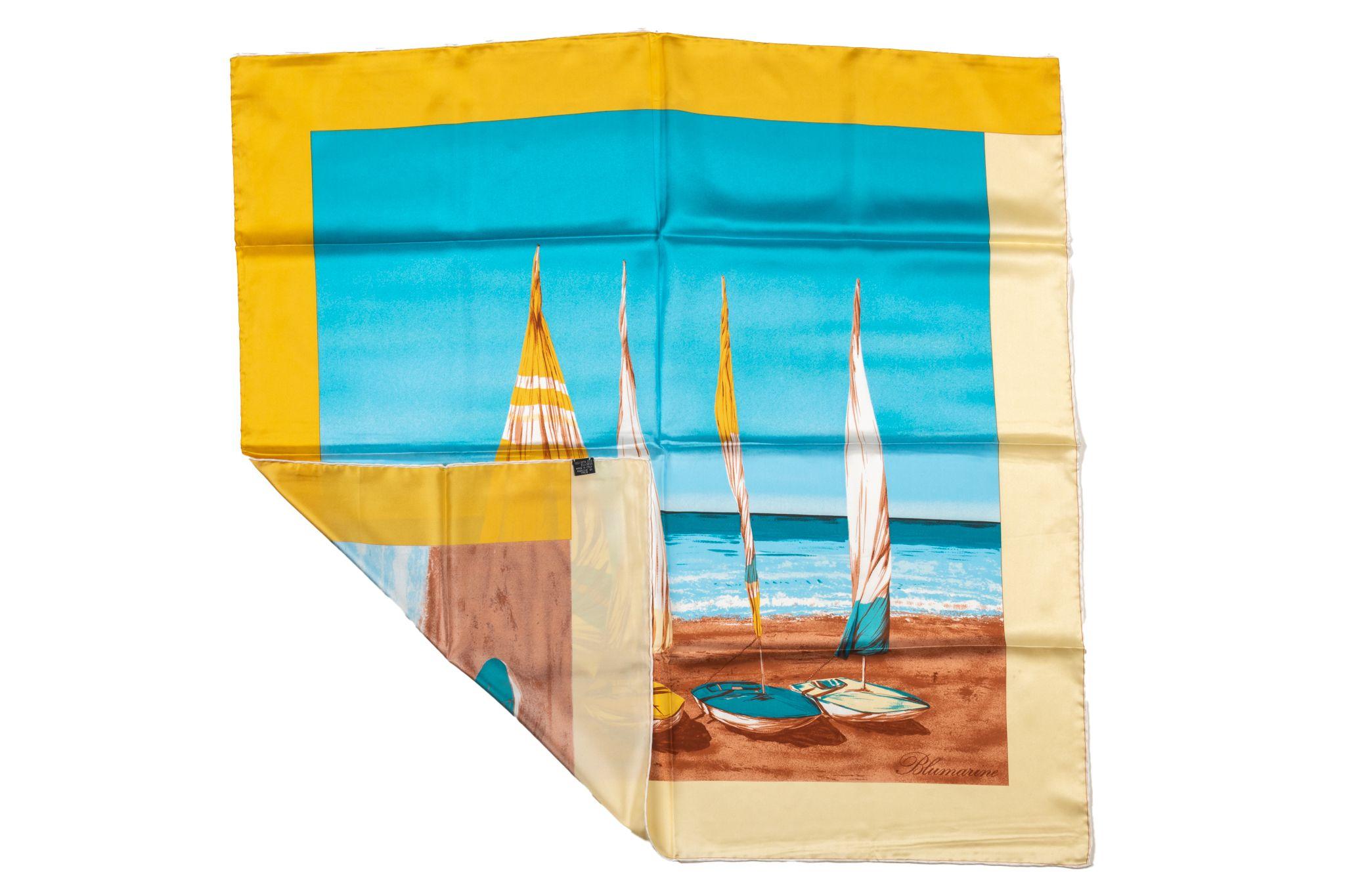 Foulard en soie Vintage Sailk de Blumarine. Le cadre est jaune et le motif du milieu représente différents bateaux à voile. L'article est en excellent état.