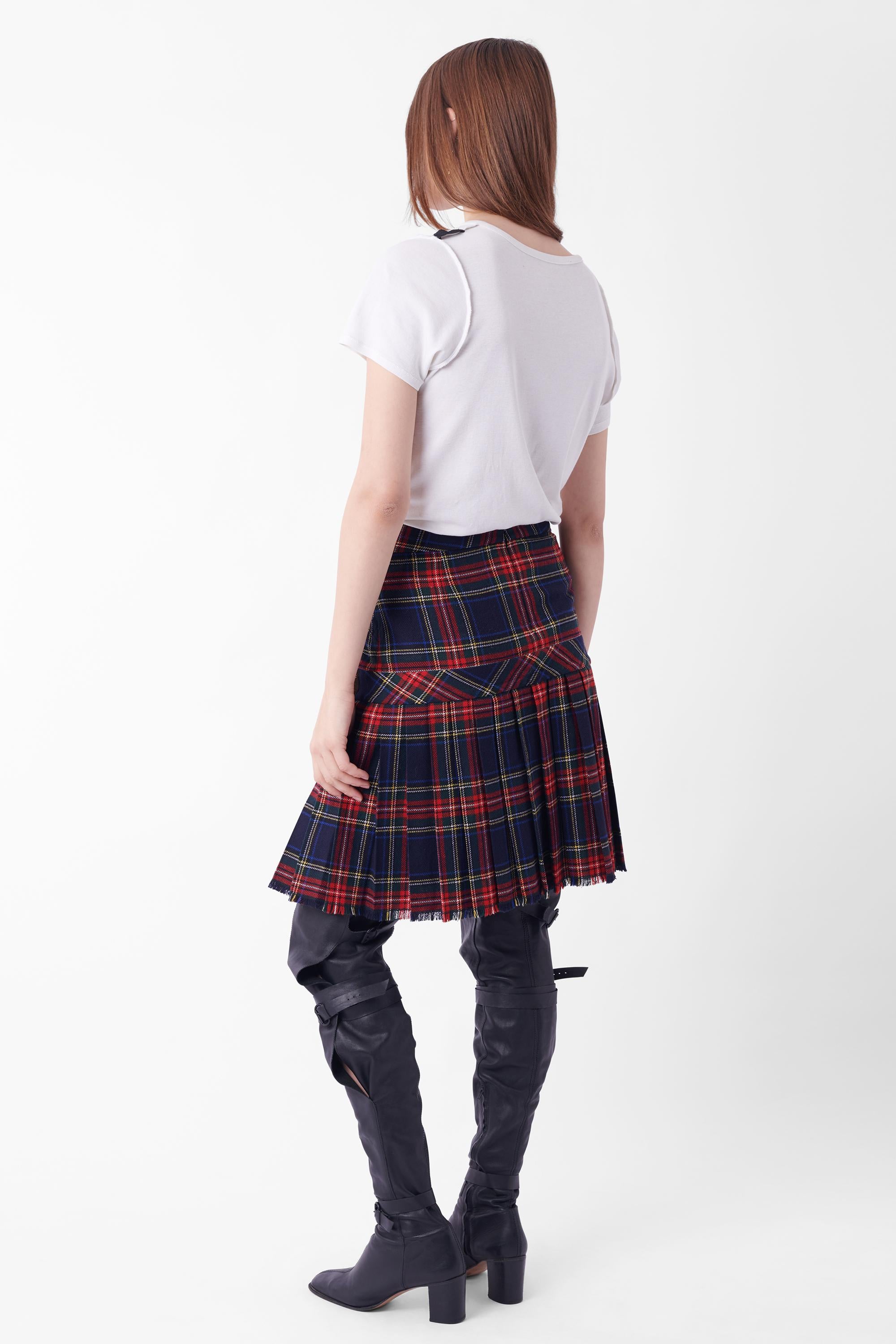 We are excited to present this Blumarine classic tartan skirt. Features a brown and gold adjustable buckles on side and diagonal gold zipped pocket on front and zip to open. In excellent condition. Authenticity guaranteed.

Label size: IT 42
Modern