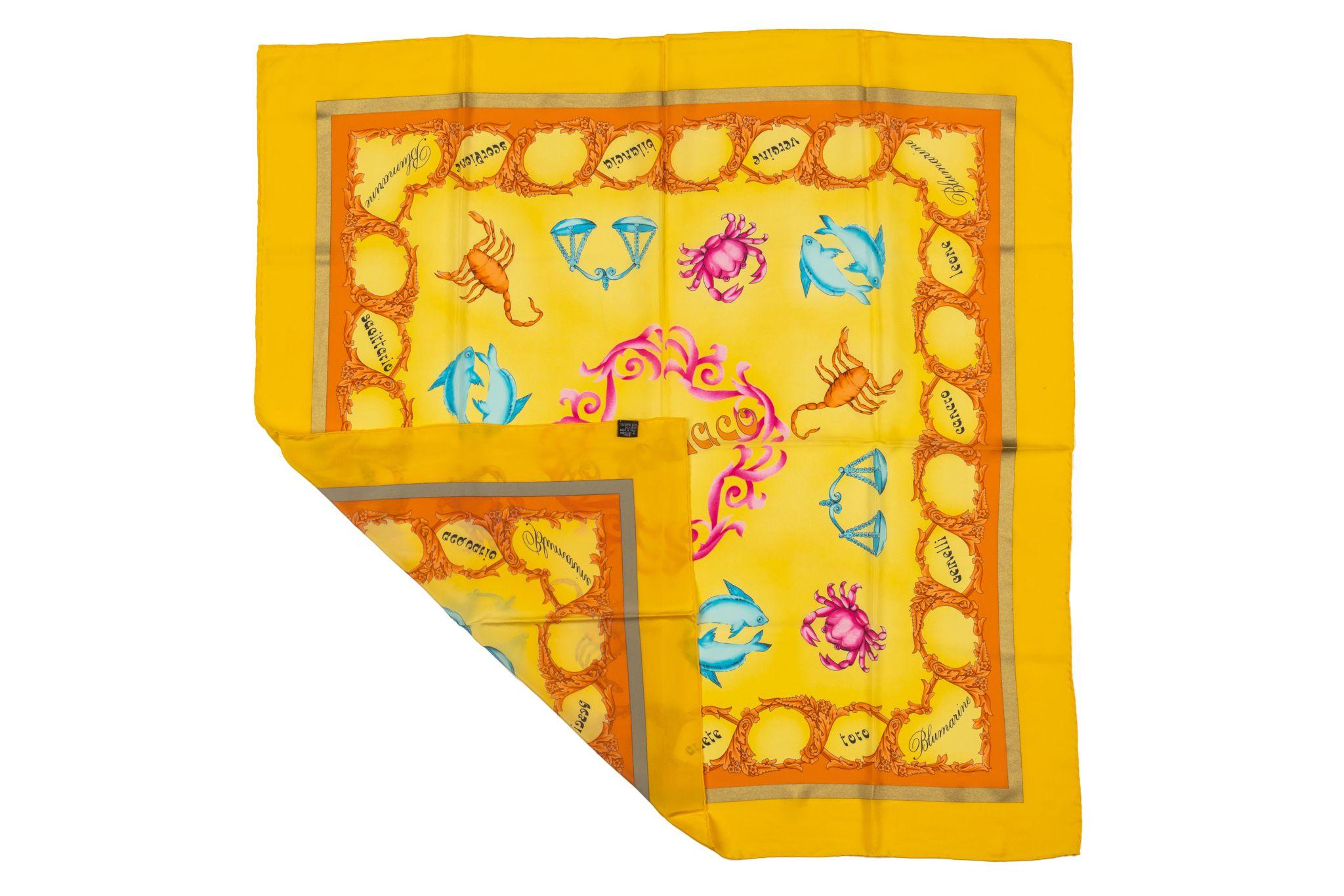 Foulard en soie Zodiac Vintage de Blumarine en jaune. Le motif représente plusieurs signes du Zodiac. La pièce présente une tache, voir les photos.