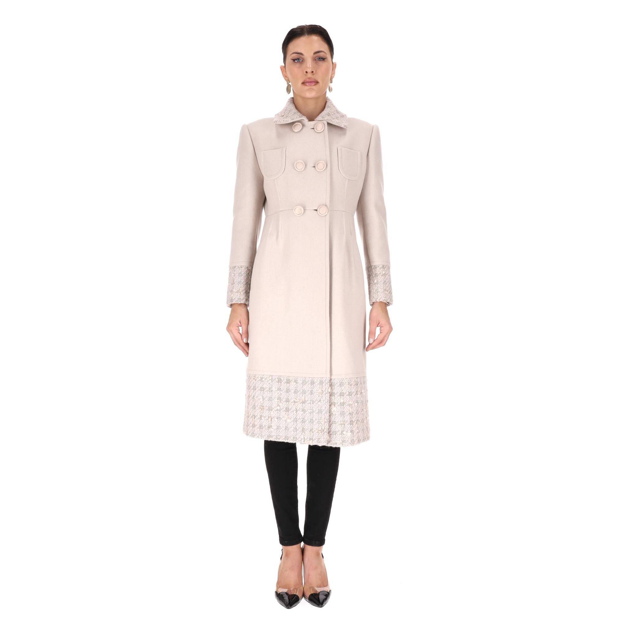 Blumarine Manteau en laine vierge et alpaga avec bordure en tweed

Manteau ivoire à double boutonnage en laine vierge.

Agrémenté d'un col, de poignets et d'un ourlet en tweed texturé ton sur ton, rehaussé d'un fil argenté.

Rrp Approx.