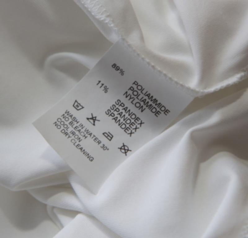 Quest'estate aggiungi al tuo guardaroba questo top senza maniche di Blumarine. È ben confezionata con un misto di nylon della migliore qualità e ha un aspetto gradevole grazie alla firma e alla scritta ORO stampate sul davanti. Questo top lascerà un