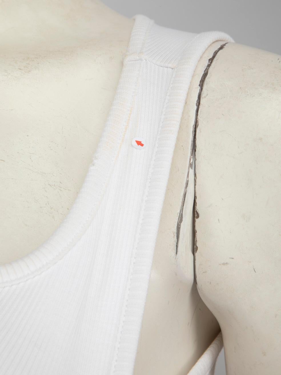 Blumarine Weißes, mit Logo verziertes Westenoberteil Größe M im Angebot 1