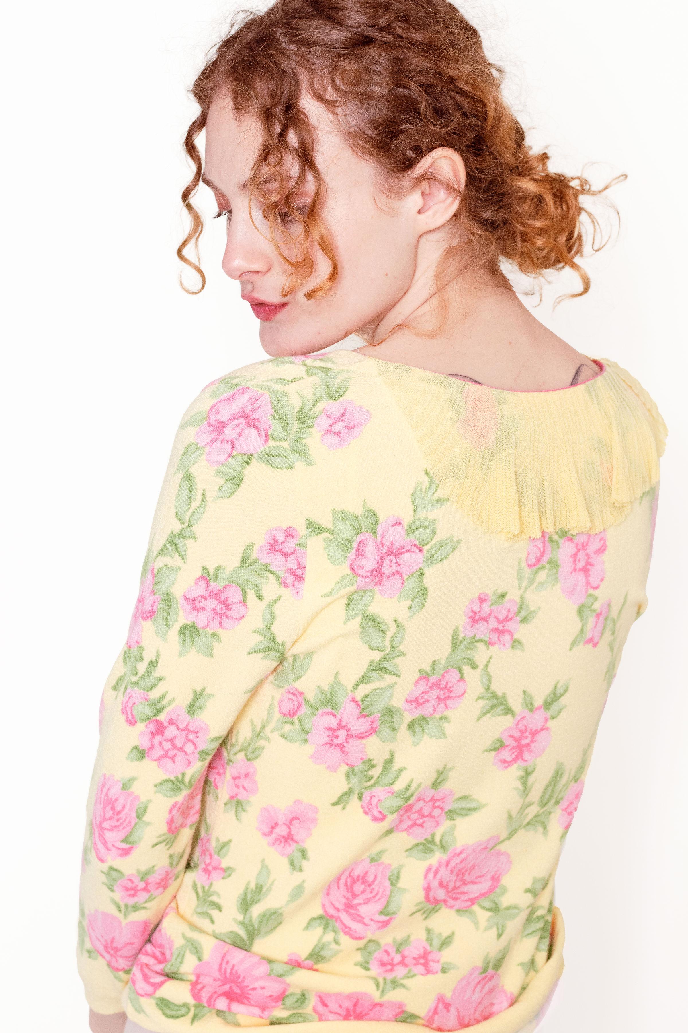 Blumarine Yellow Floral sweater In Good Condition For Sale In Los Angeles, CA