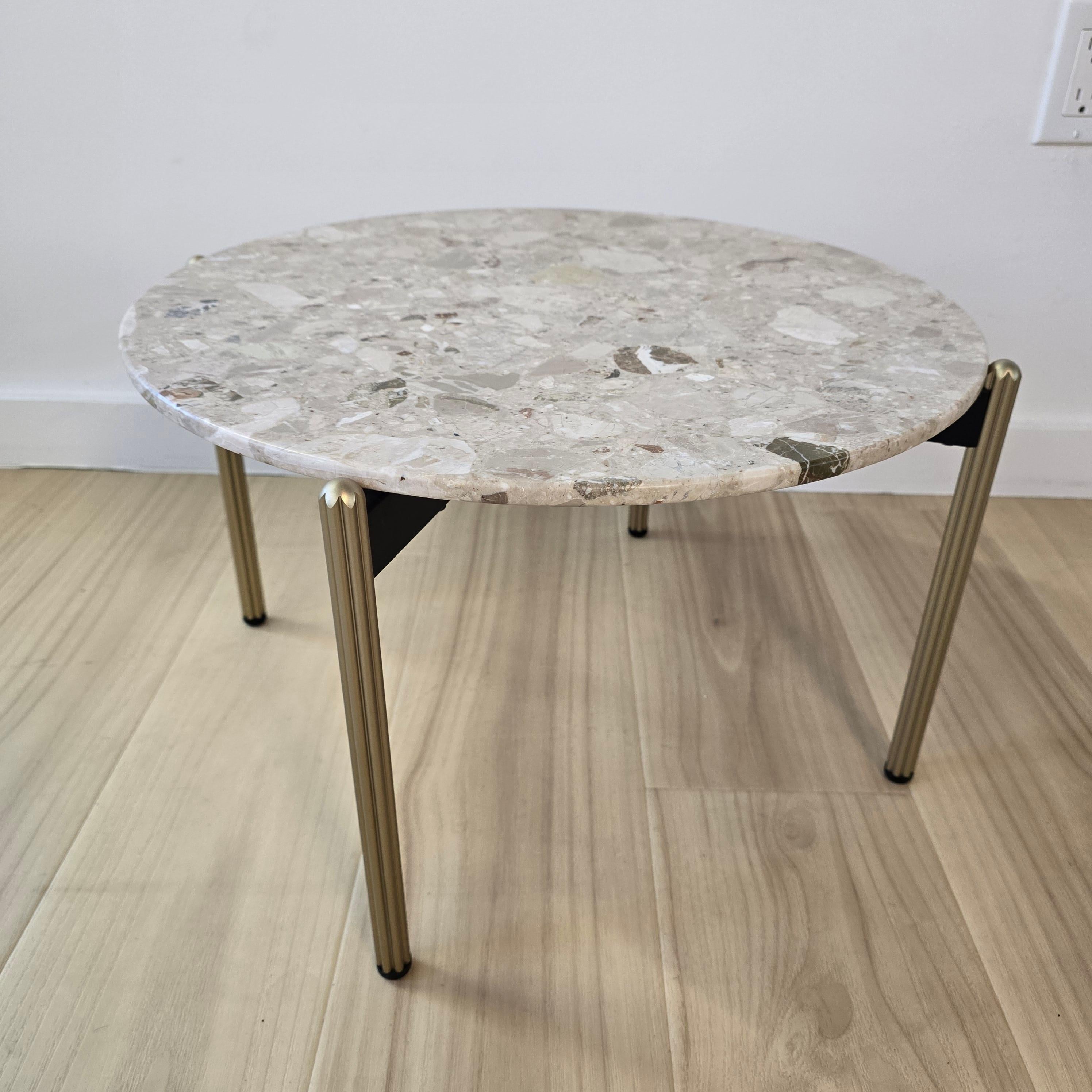 S'inspirant des concepts d'élégance et de sophistication, les tables de salon Blume présentent le profil en forme de fleur de l'assise, qui dépasse visiblement le périmètre du plateau. Disponible en trois hauteurs avec un cadre en aluminium extrudé