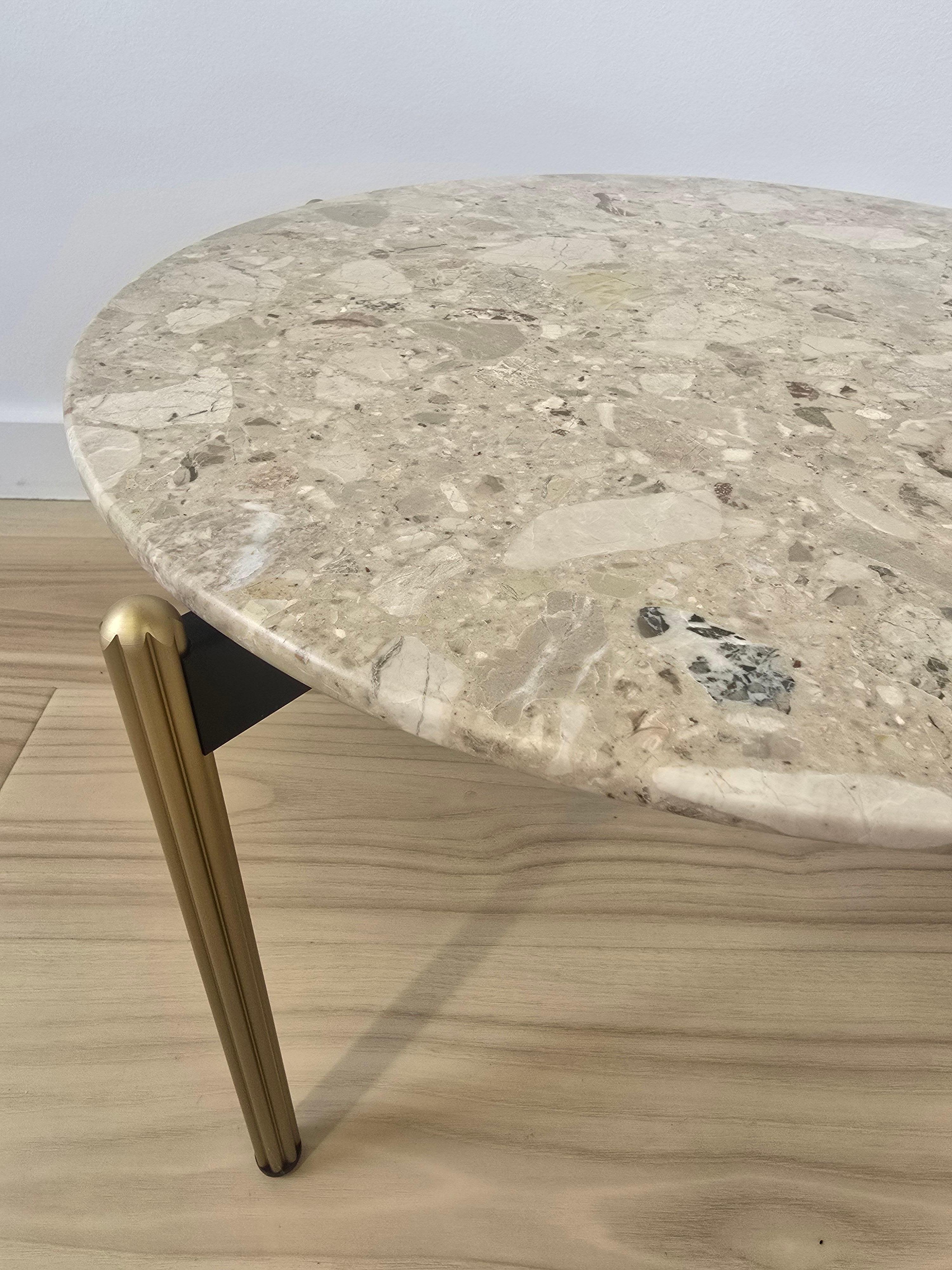 Table basse Blume avec plateau en marbre composite  *Echantillon de la salle d'exposition en vente 2