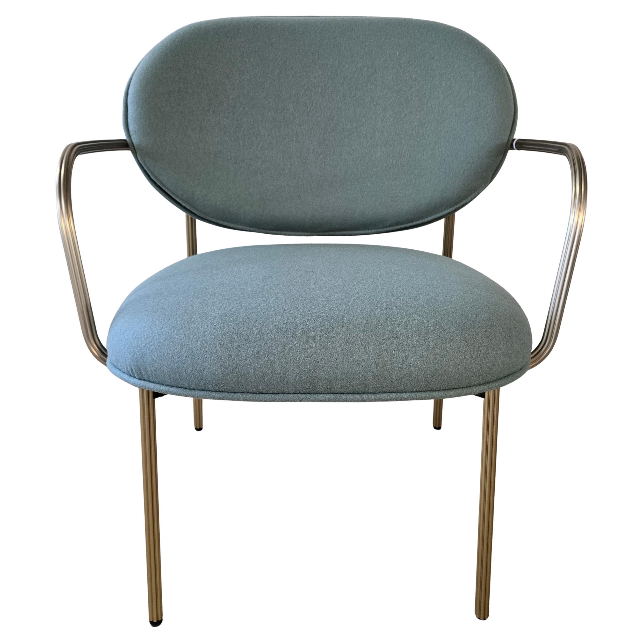 La colección Blume se caracteriza por una forma suave y redondeada, y debe su aspecto distintivo al sofisticado perfil en forma de flor de aluminio extruido. Un sillón de salón extremadamente cómodo, en el que se combinan armoniosamente la esbelta