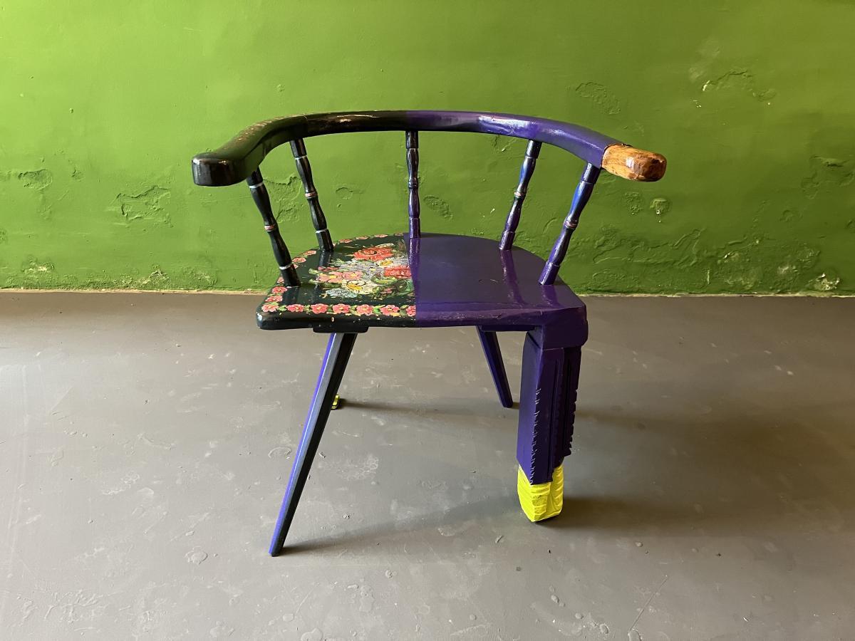 Fauteuil Blumenglück de Markus Friedrich Staab
Unique en son genre
Dimensions : D 43 x L 61 x H 67 cm.
MATERIAL : Bois, peinture, laque.

Chaise de ferme peinte à la main en Bavière, fleurs peintes à l'huile. Multi-lacqué, jambe sculpturale