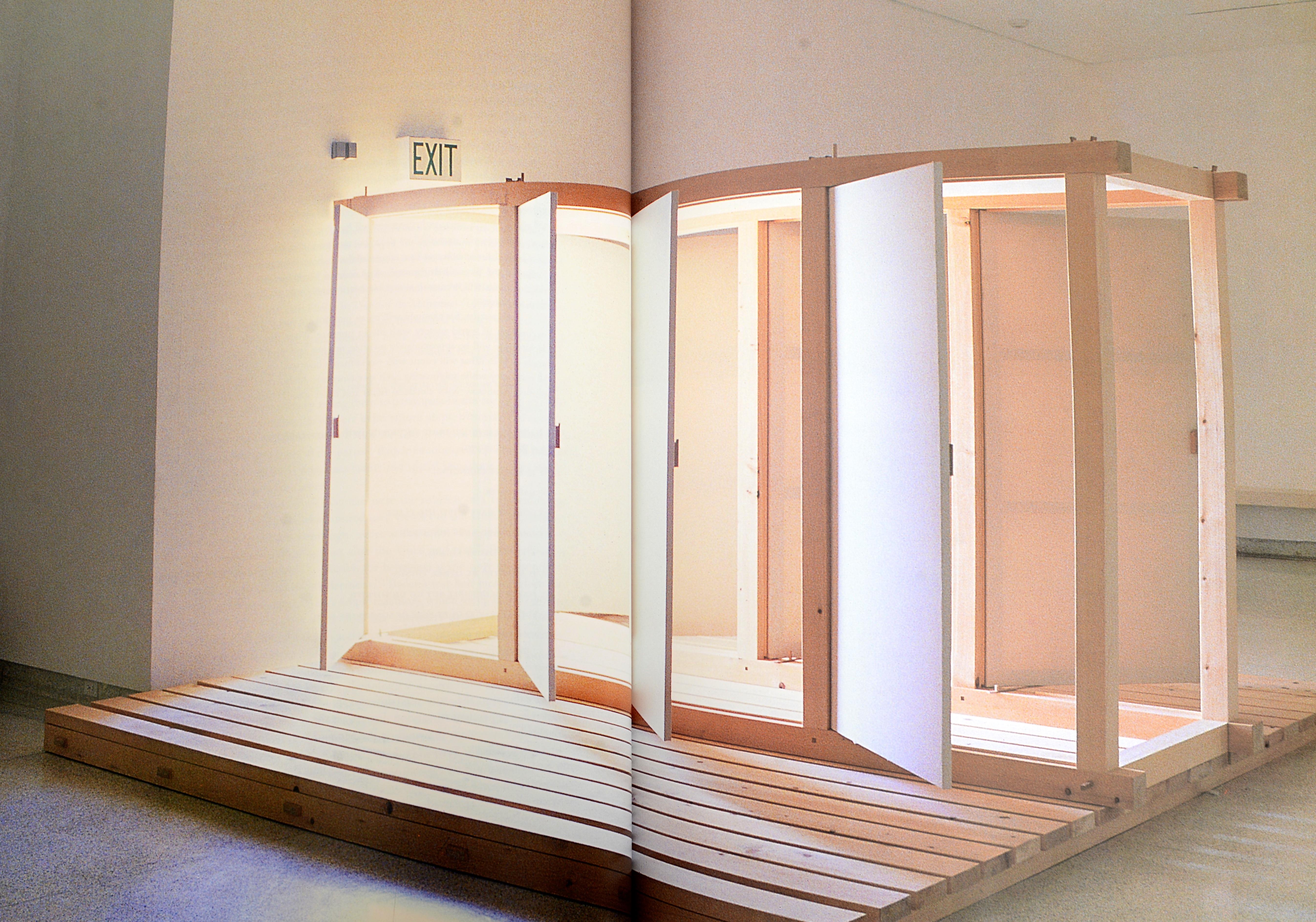 Desdibujando los límites: Installation Art 1969-1996 de Ronald J Onorato y Hugh M Davies. Museo de Arte Contemporáneo de San Diego, 1999. 1ª ed., 2ª impresión, tapa blanda. Una documentación clásica de las instalaciones artísticas multimediáticas y