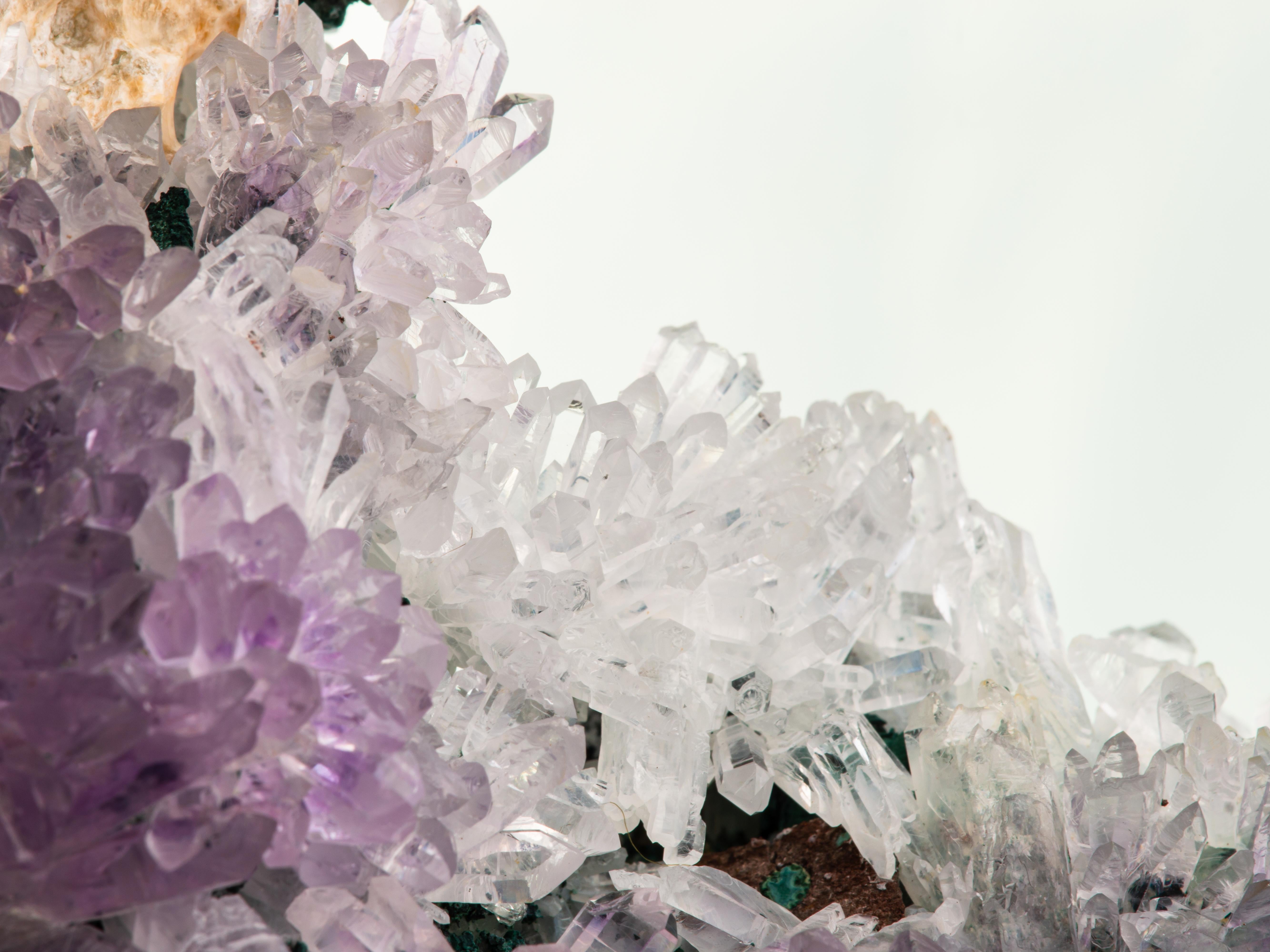 Améthyste violette bleutée sur quartz gonflant en vente 4