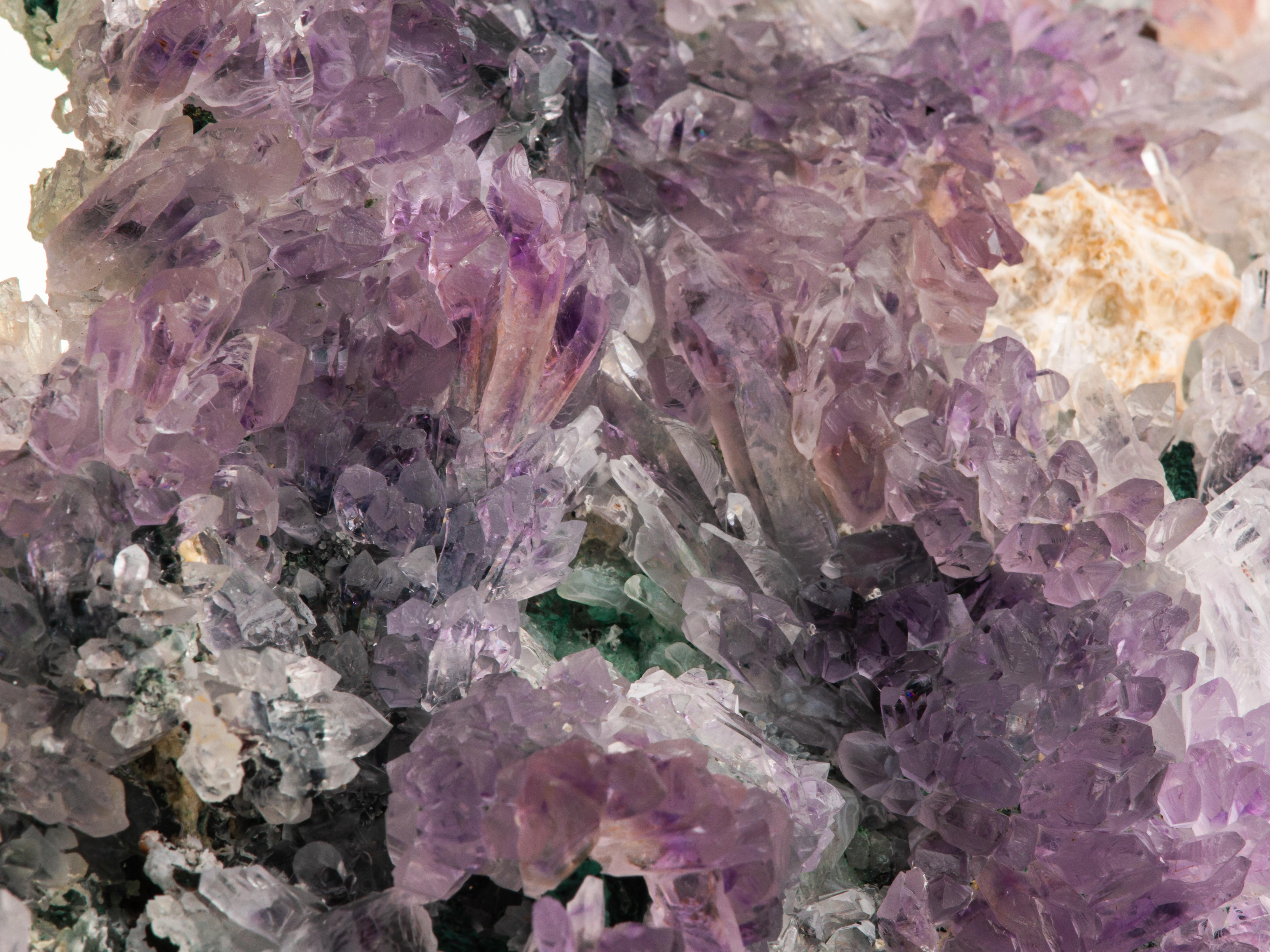 Améthyste violette bleutée sur quartz gonflant en vente 5