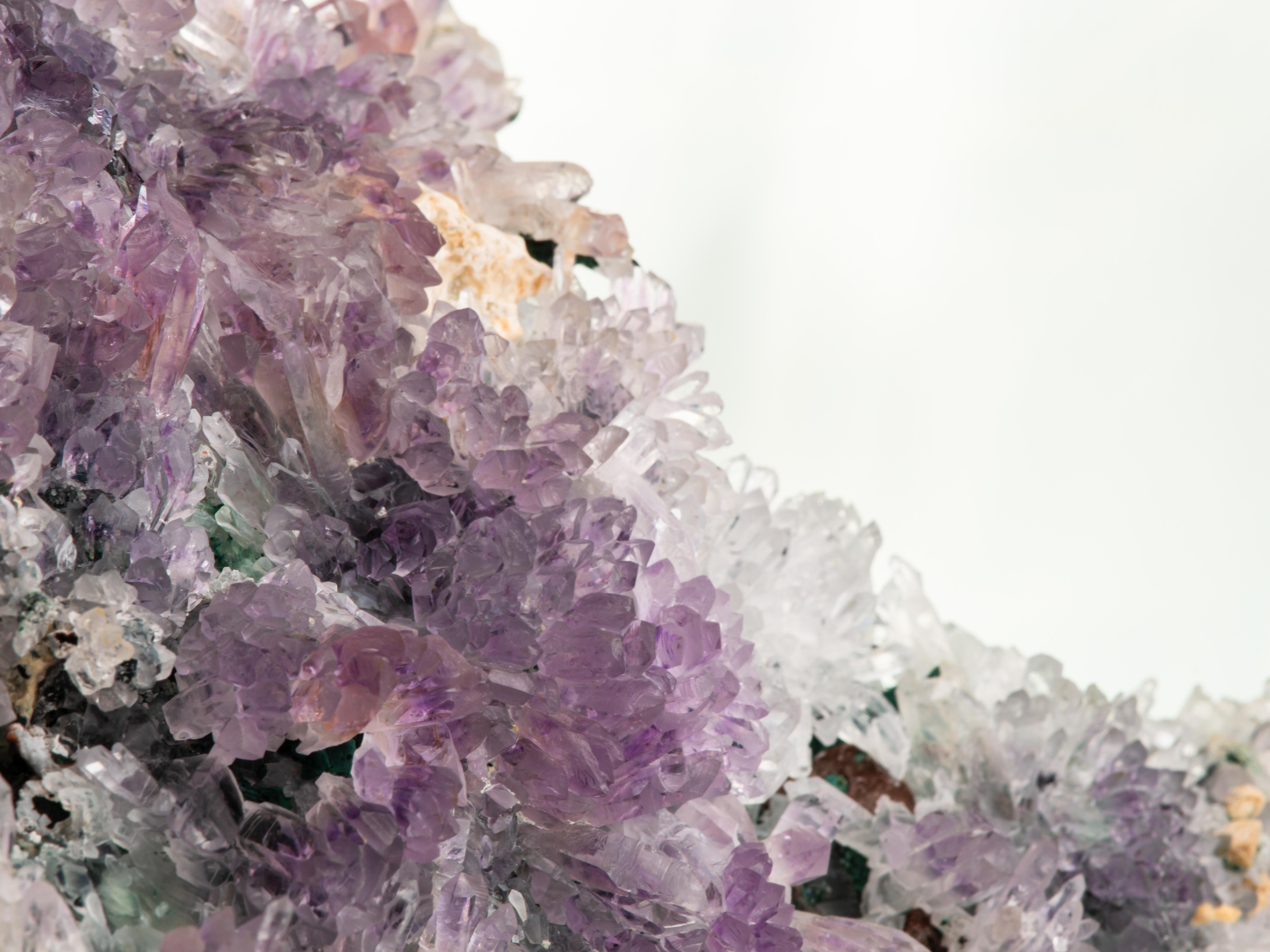 Améthyste violette bleutée sur quartz gonflant en vente 10