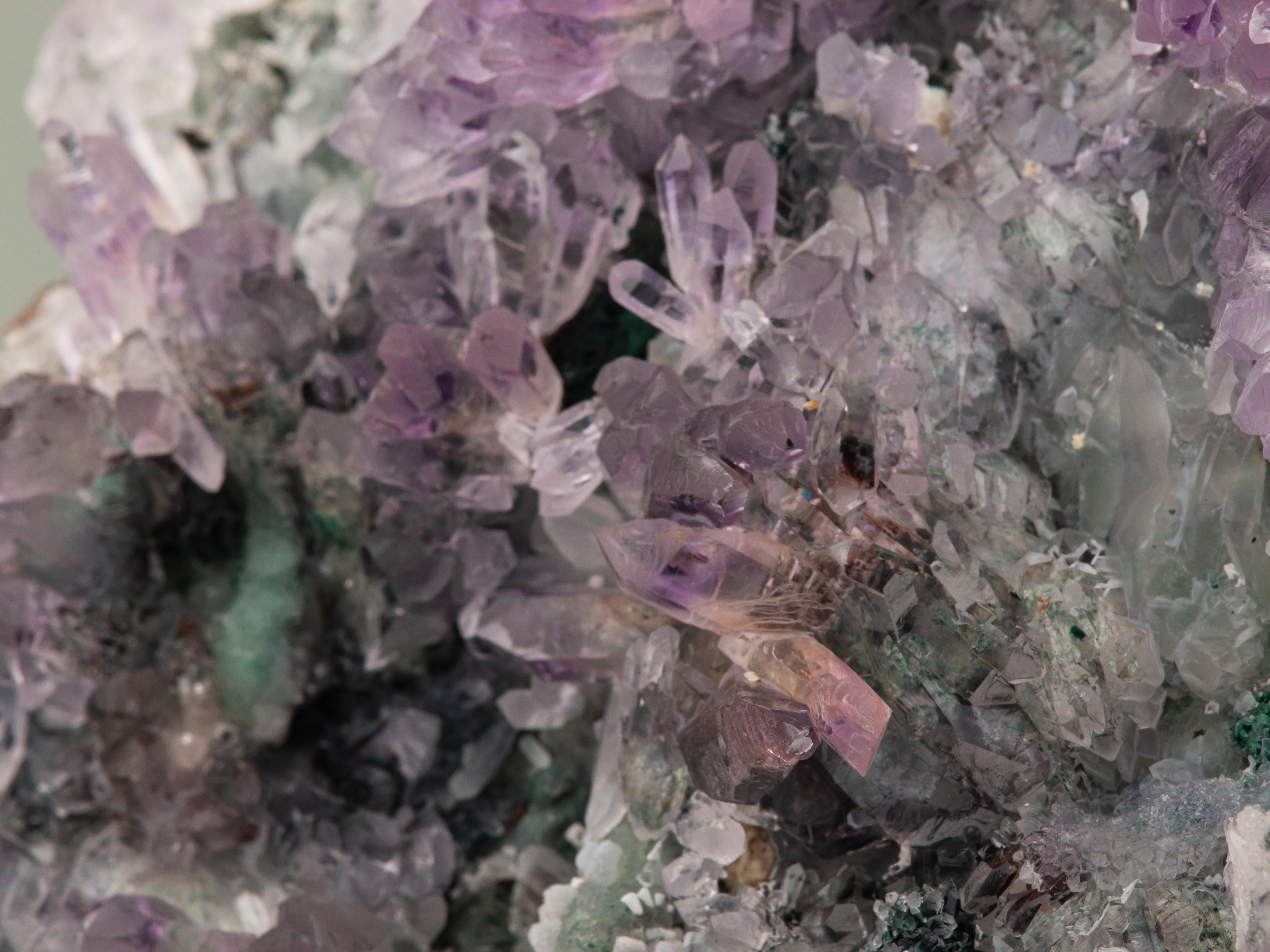 Améthyste violette bleutée sur quartz gonflant en vente 11