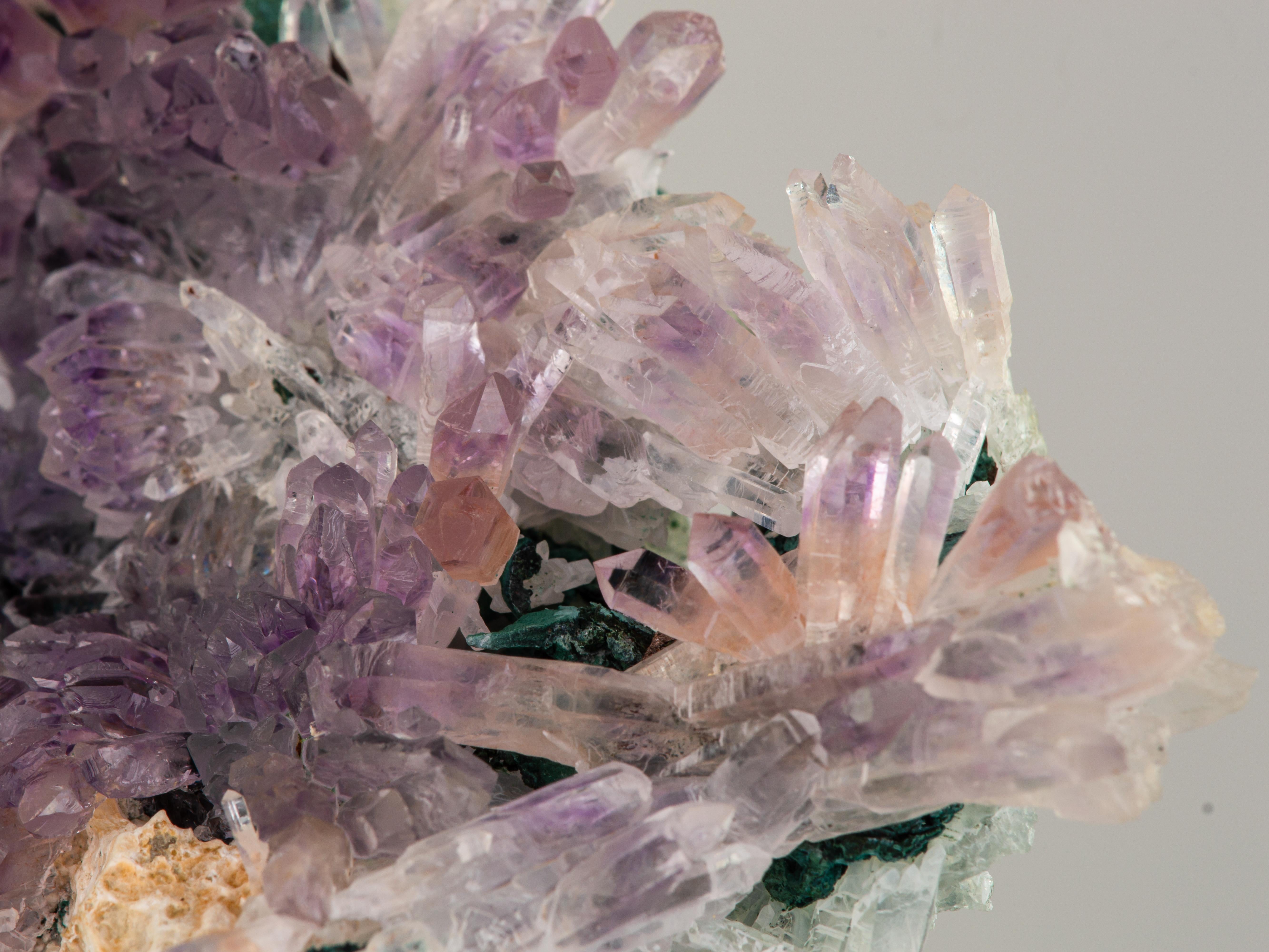 Améthyste violette bleutée sur quartz gonflant en vente 3