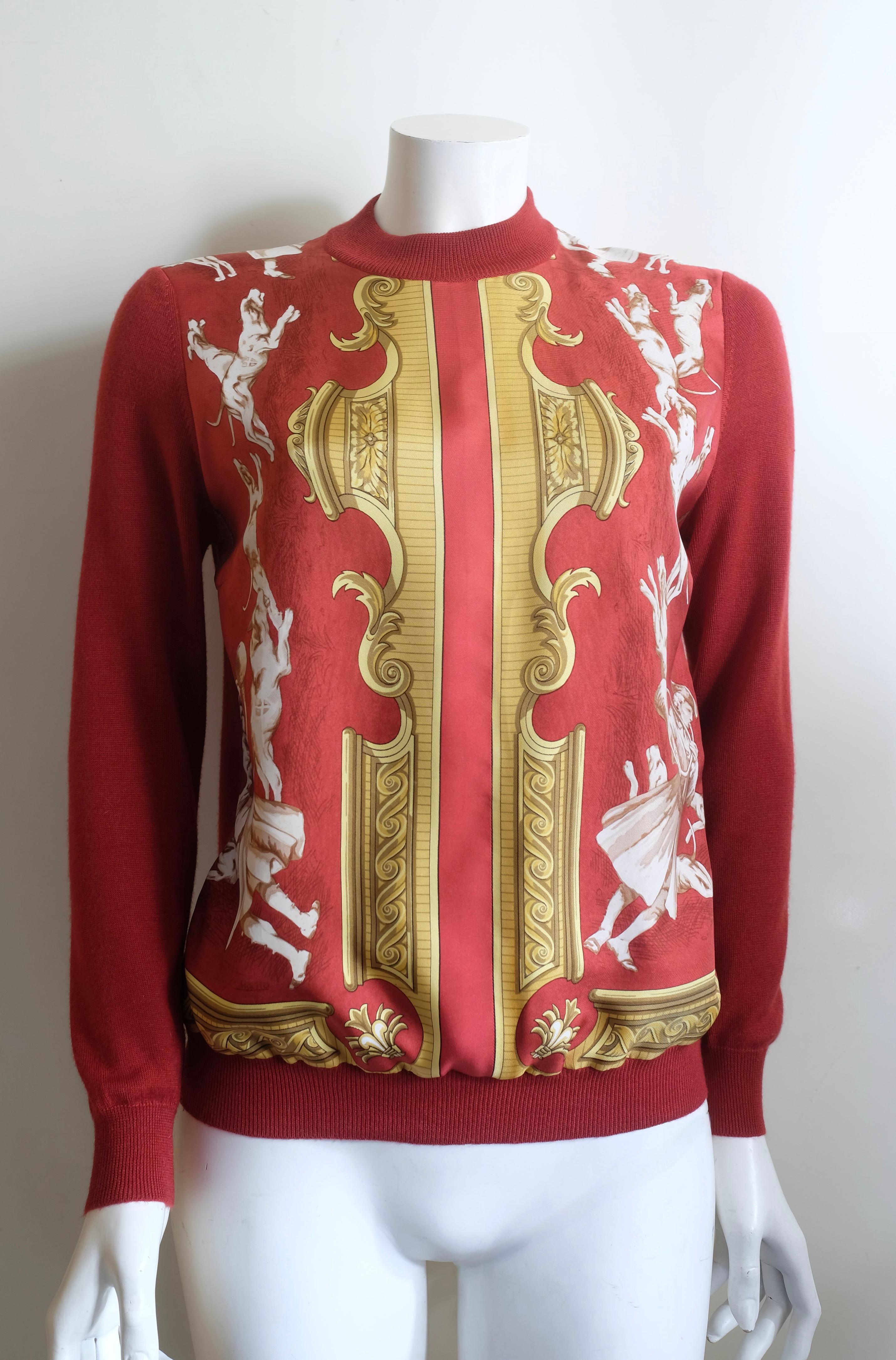 Hermès Vintage Selection by Corrado Luxury - Blouse à col ras du cou en pur cachemire et soie avec fermeture à glissière, devant en soie avec motif Carrè de style classique. Mesures : Longueur 63 cm, largeur de poitrine 47 cm, longueur des manches