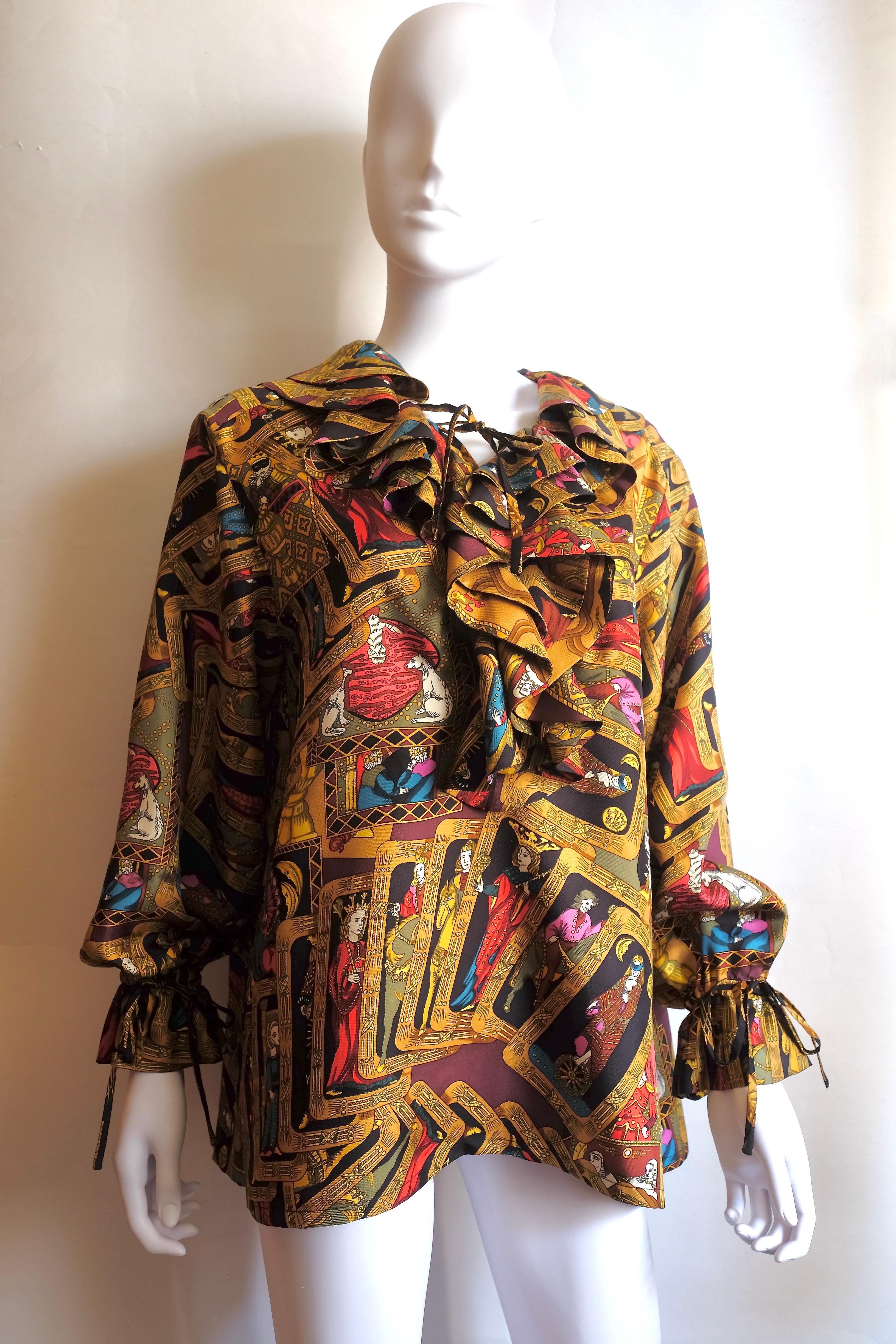 Hermès Vintage Selection by Corrado Luxury - Straordinaria blusa in seta stampata, il ricco collo con doppio volant e le finiture di alta sartoria rende questo capo particolarmente ricercato e prezioso. Il motivo è quello di uno dei Carrè iconici
