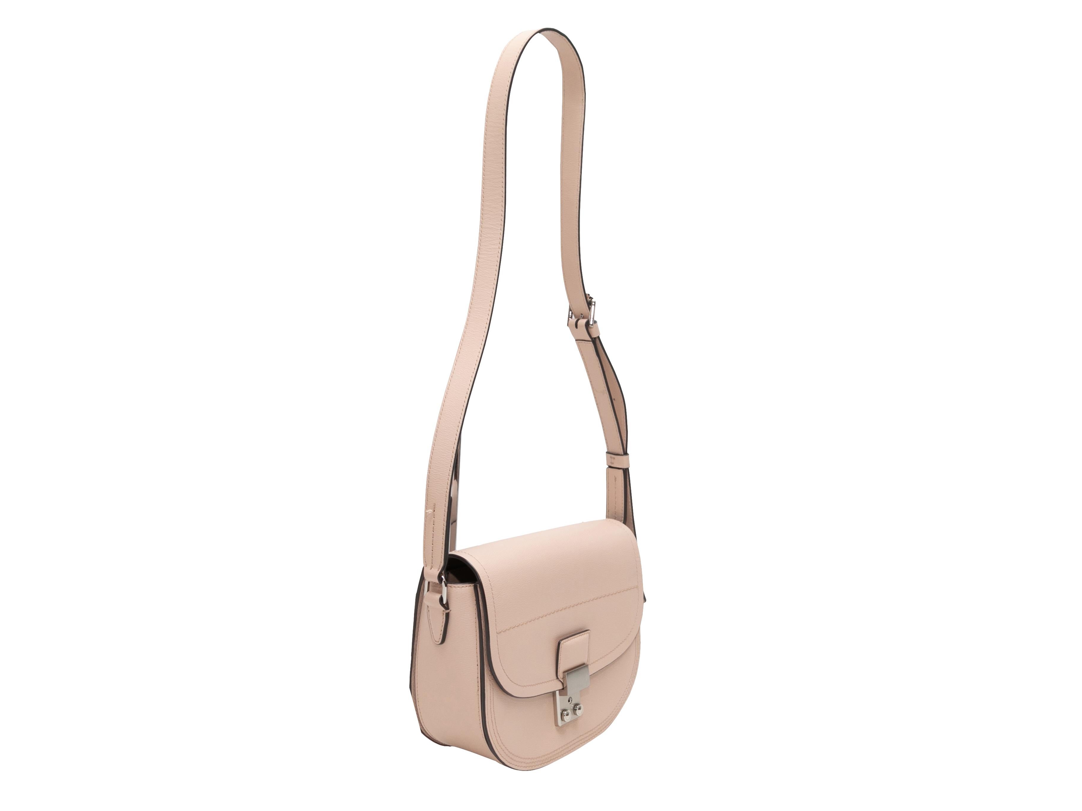 Detalles del producto: Bolso cruzado 3.1 Phillip Lim Blush. Este bolso tiene el cuerpo de piel, herrajes plateados, una correa plana para el hombro y un cierre de solapa frontal. 8,5