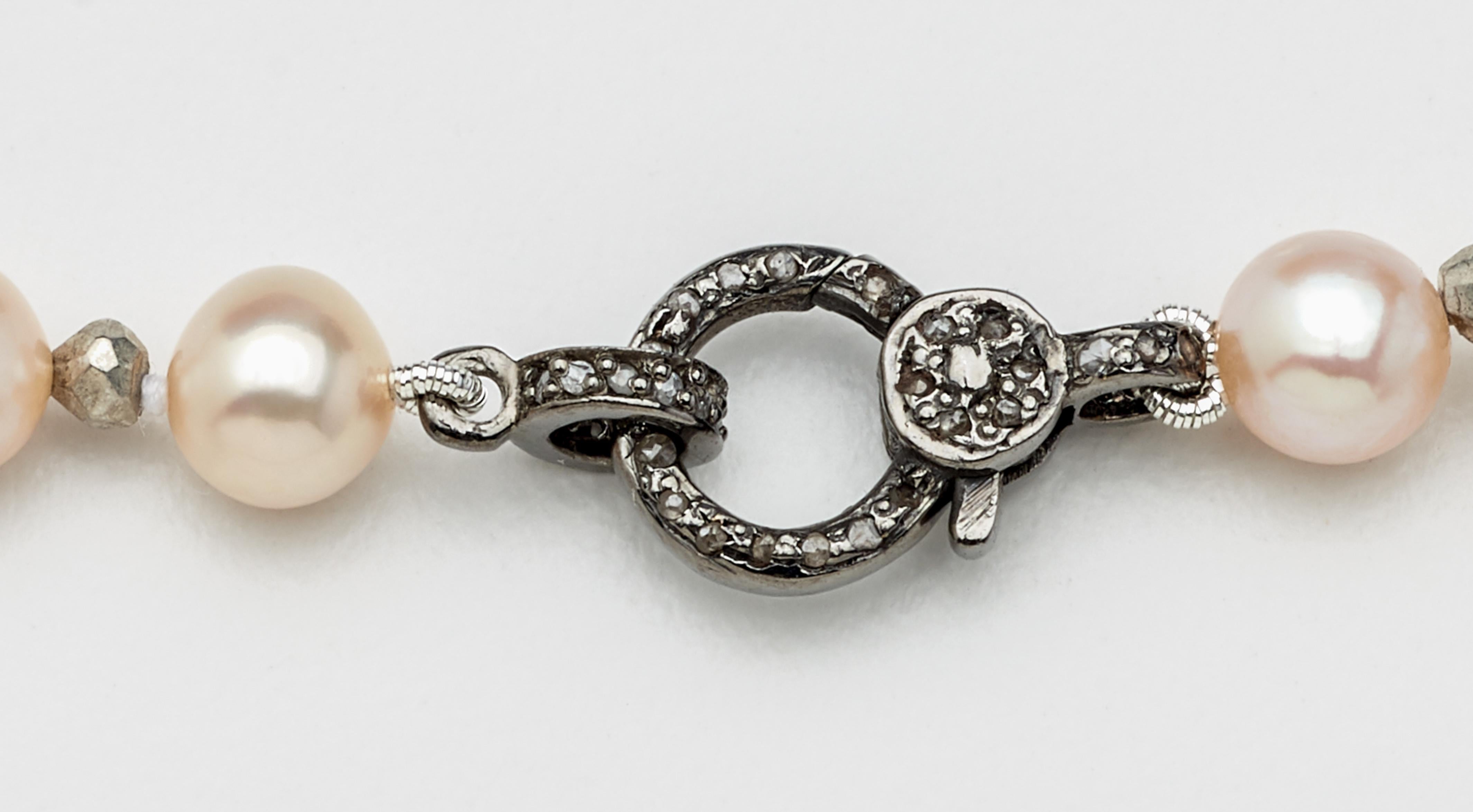 Taille ronde Collier de perles Akoya blush avec pendentif en argent sterling et diamant en forme de goutte d'eau en vente