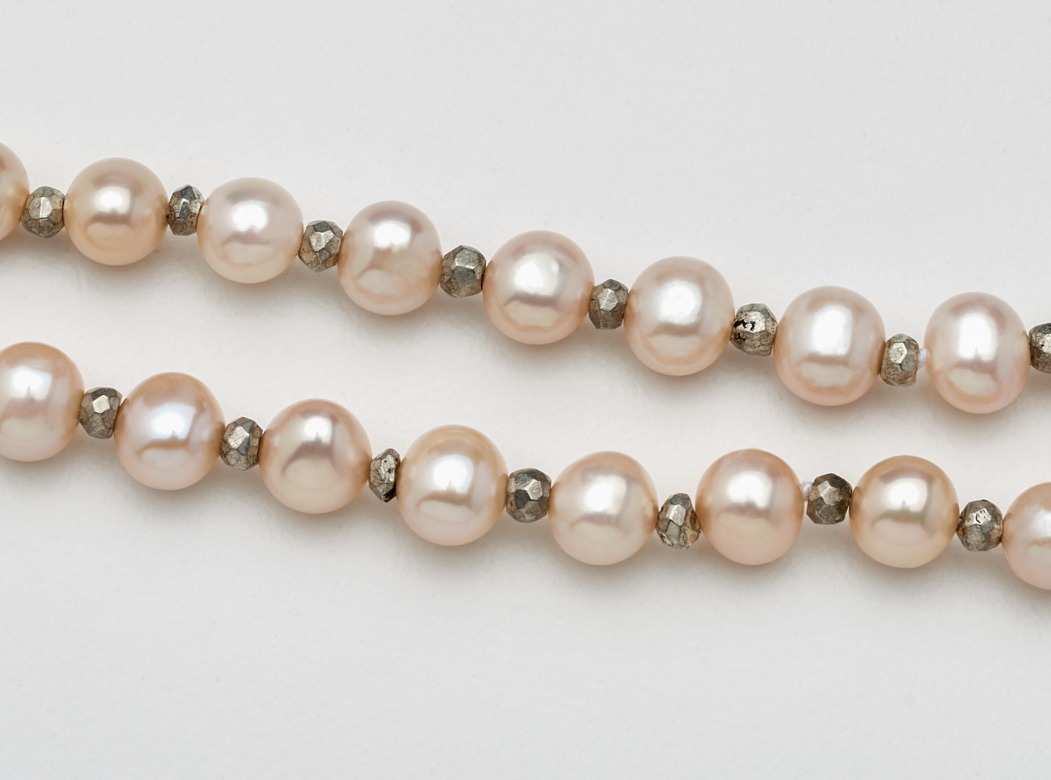 Collana di perle Akoya color rosa con ciondolo a goccia in argento sterling e diamanti In condizioni Nuovo in vendita a Mount Kisco, NY