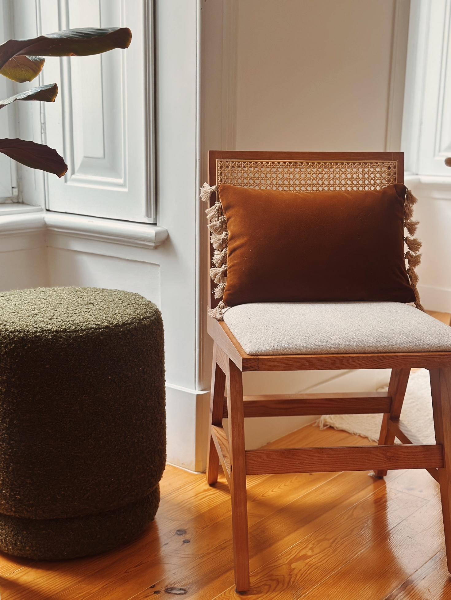 Inspiré par l'attrait des cristaux, des gemmes et des pierres précieuses, ce luxueux coussin en velours répandra la beauté, les énergies positives et le confort dans tout votre espace de vie, tel un véritable talisman pour la maison.

Chaque coussin