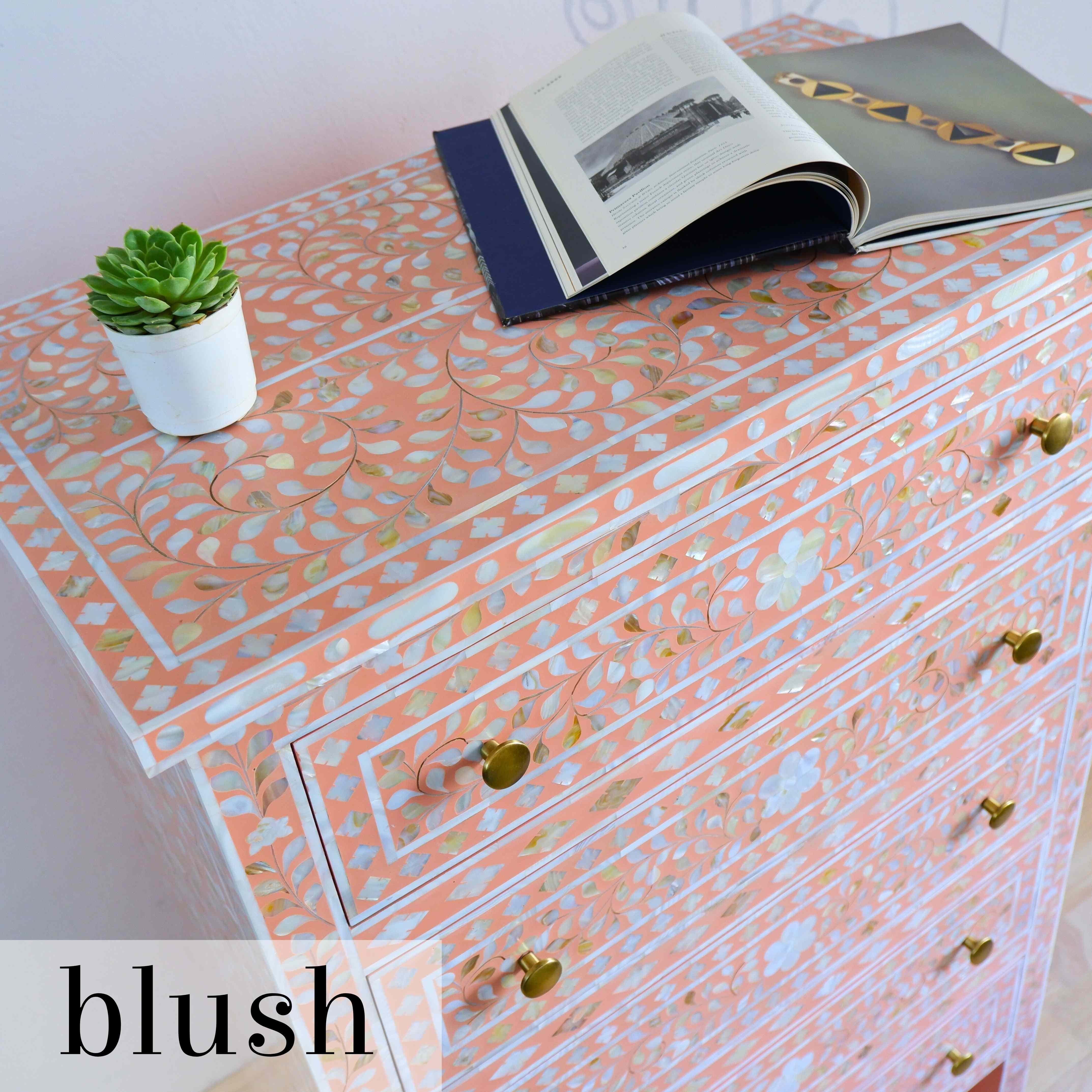 La commode florale Peach exsude l'essence du printemps, insufflant une bouffée d'air frais et un sentiment de renouveau dans n'importe quel coin douillet. Comme les nouvelles feuilles se déploient sur les arbres, signalant le début d'une nouvelle