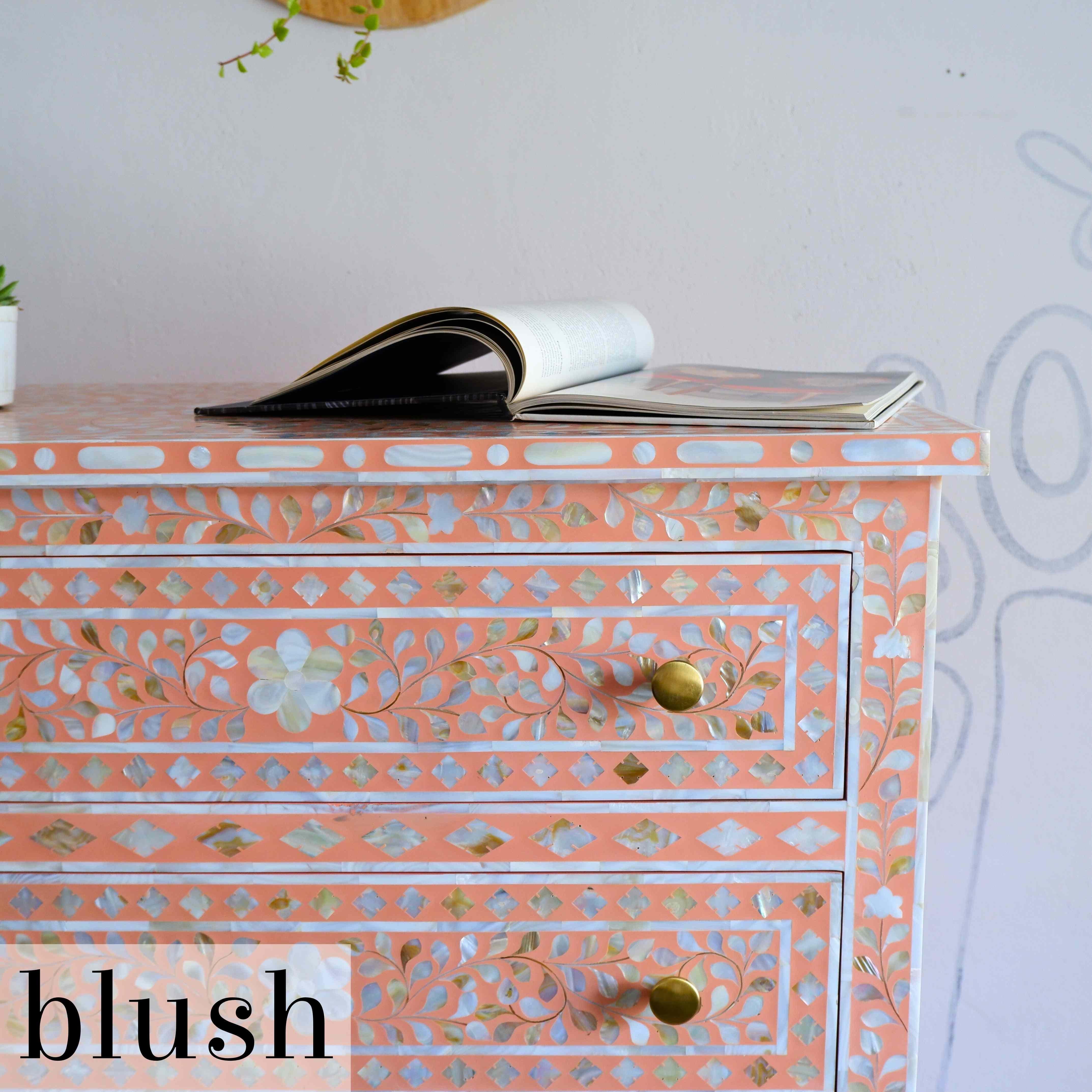 Mid-Century Modern Commode à incrustation de nacre florale Blush en vente