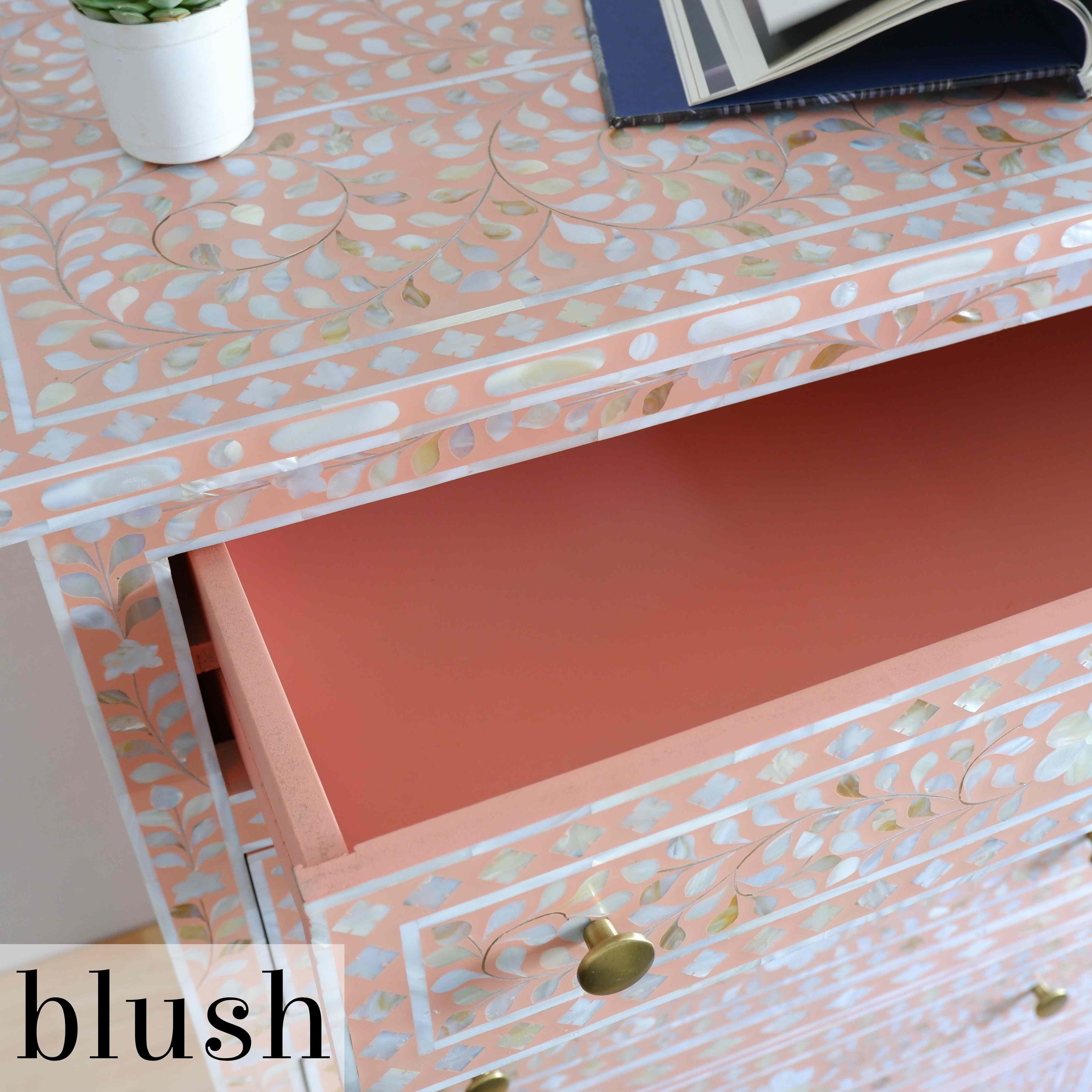 Indien Commode à incrustation de nacre florale Blush en vente