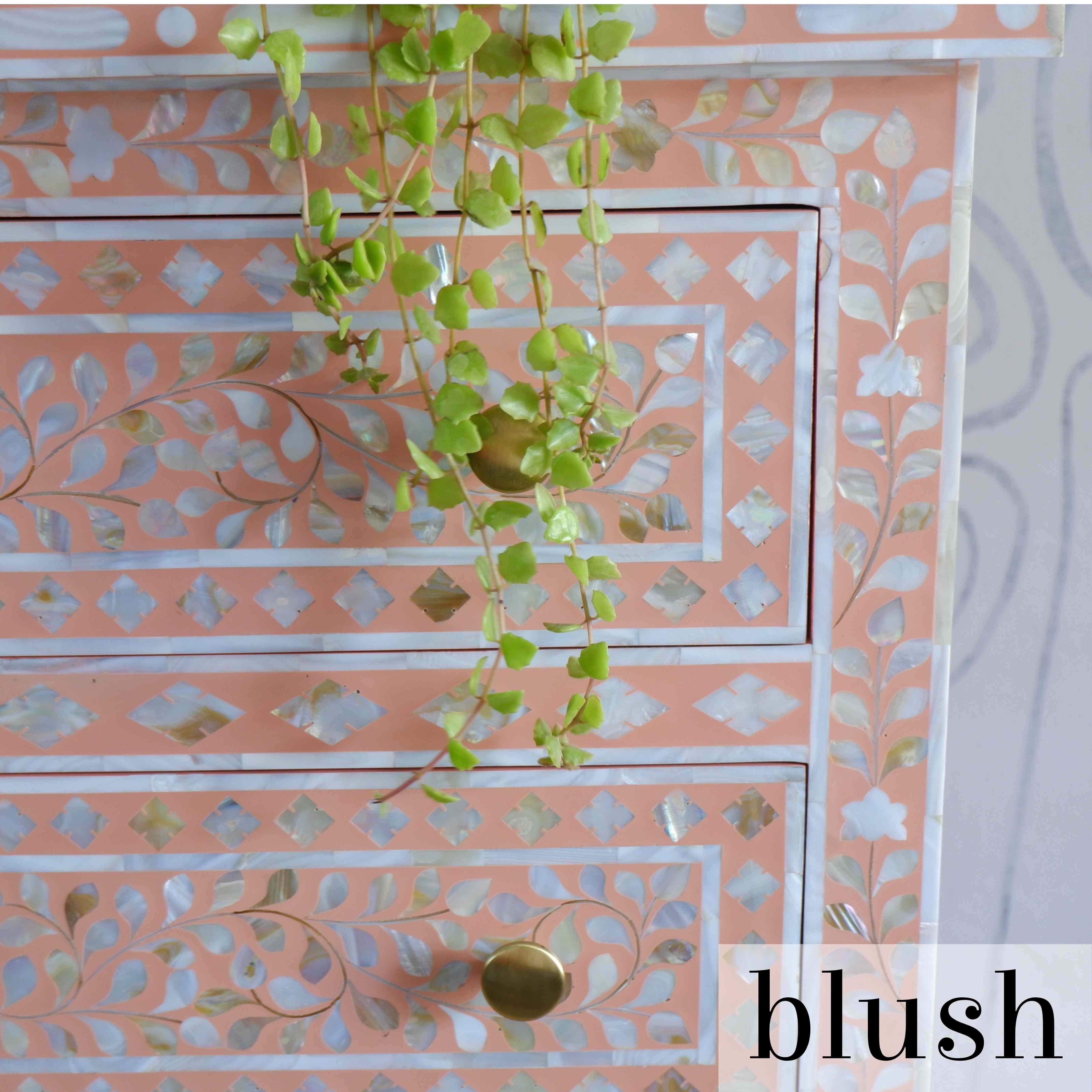 Commode à incrustation de nacre florale Blush Neuf - En vente à New York, NY