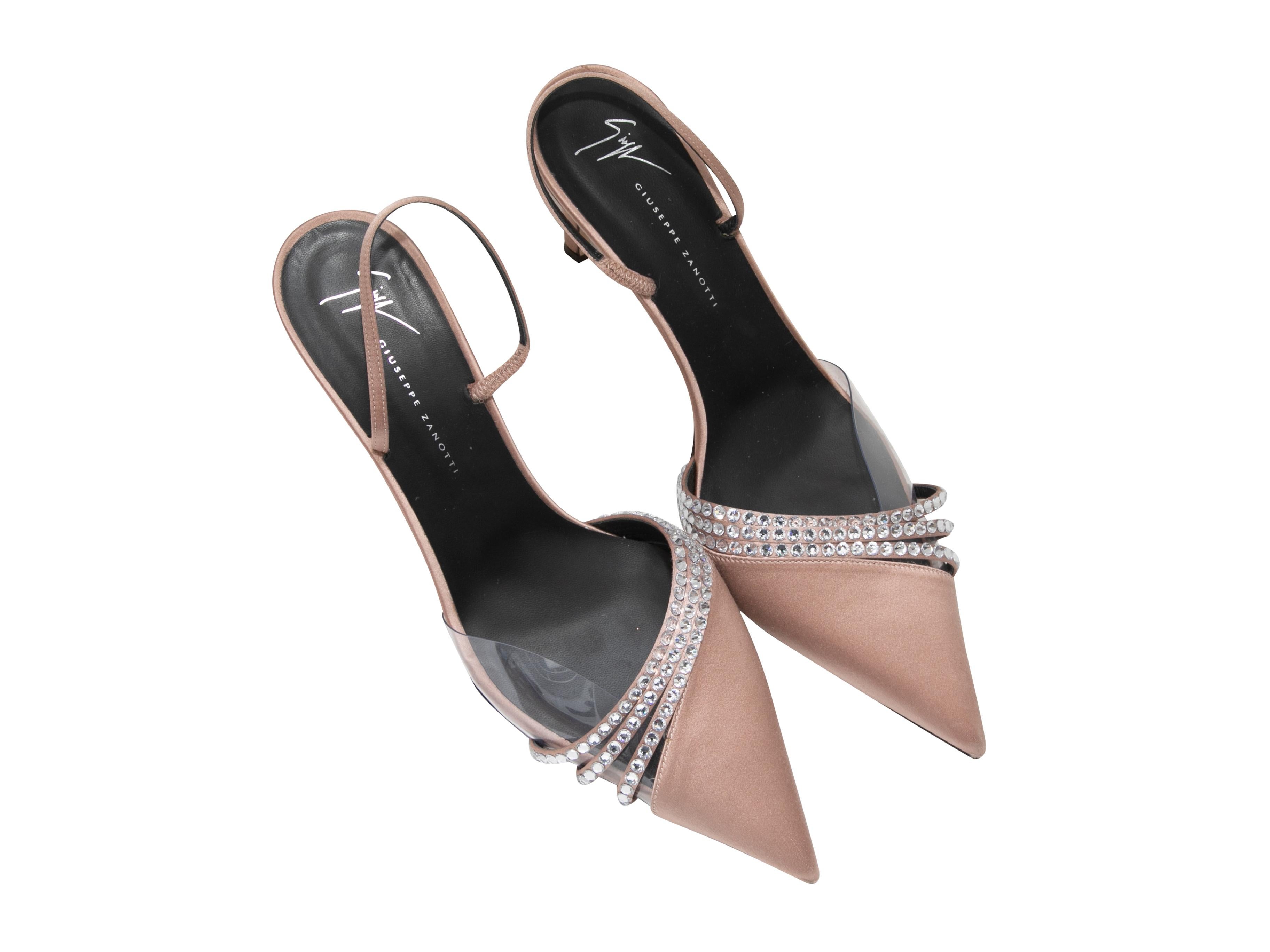 Escarpins à bouts pointus en satin blush ornés de cristaux, Giuseppe Zanotti. Hauteur du talon : 3,75