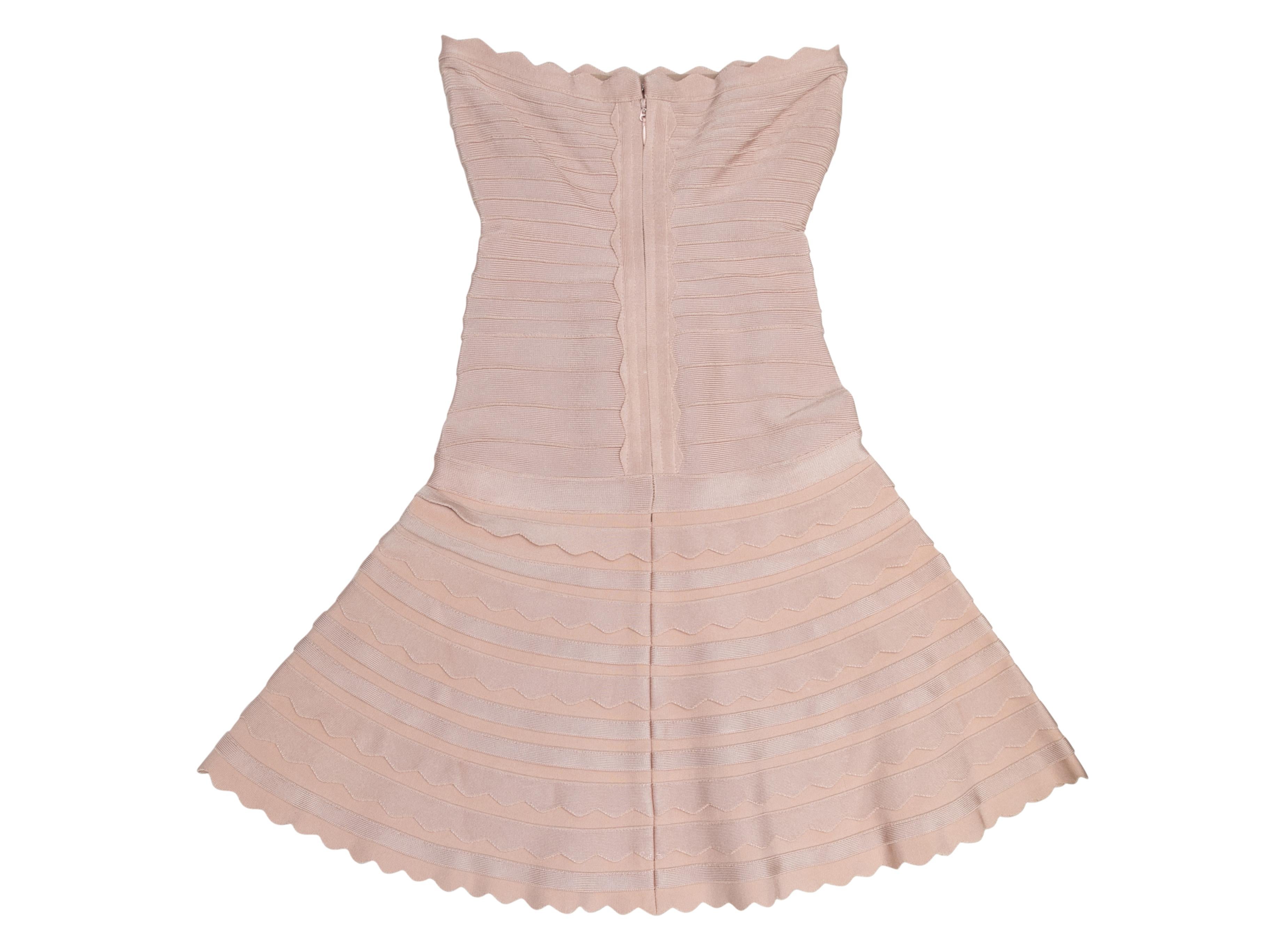 Mini abito bendato senza spalline di Herve Leger. Scollo dritto. Orlo svasato smerlato. Chiusura con zip sul retro. Seno 23