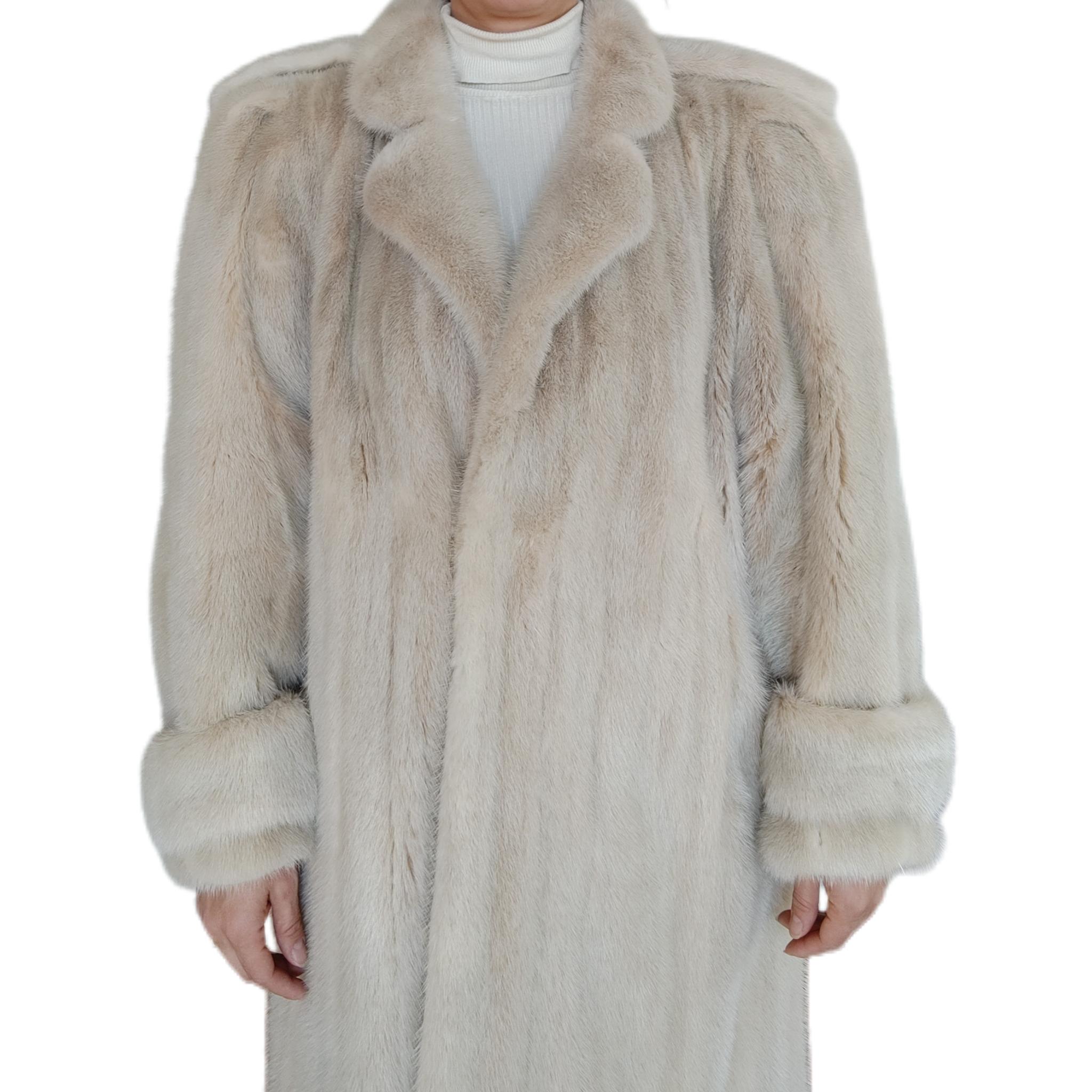 ~Blush Mink Fur Coat (Size 12 - L) 

When it comes to fur, Canada Majestic is the ultimate reference in quality and style. This stunning blush coat is a classic with the trench design and notch stitching workmanship. It has a classic notch collar