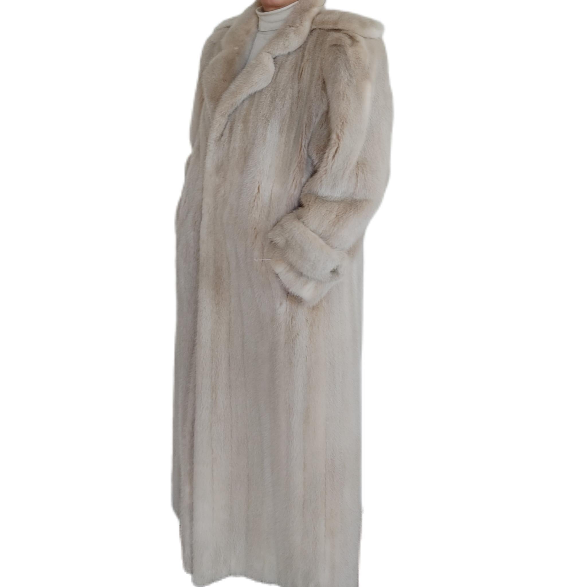 ~Blush Mink Fur Coat (Size 12 - L) In Excellent Condition In Montreal, Quebec