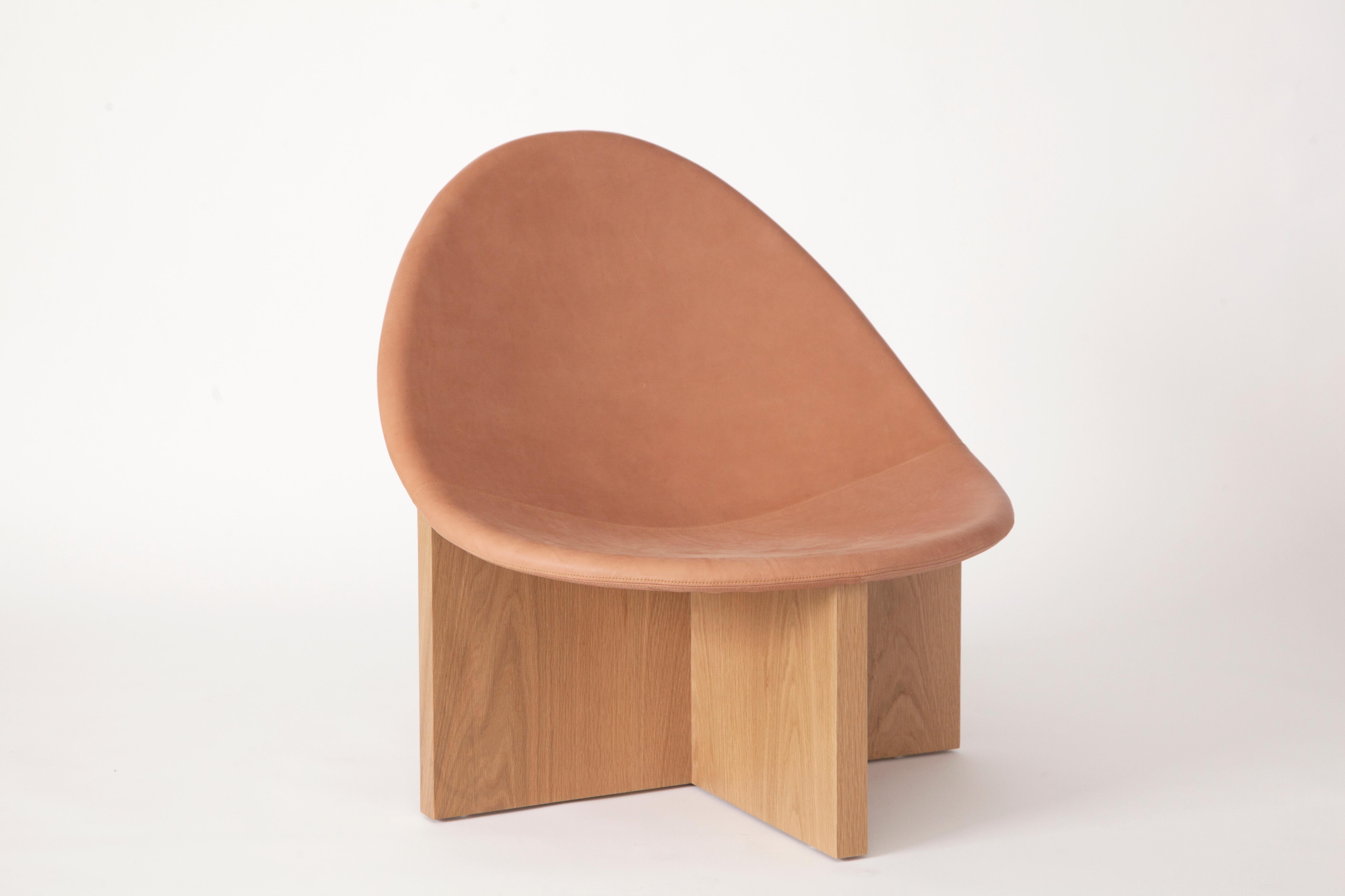 Blush Nido lounge chair by Estudio Persona
Dimensions: W 76.2 x D 78.8 x H 76.2 cm
Materials: Wood, upholstered seat

Lounge chair made from a solid wood base with an upholstered seat.
Solid wood base options: White oak,maple, walnut, stained