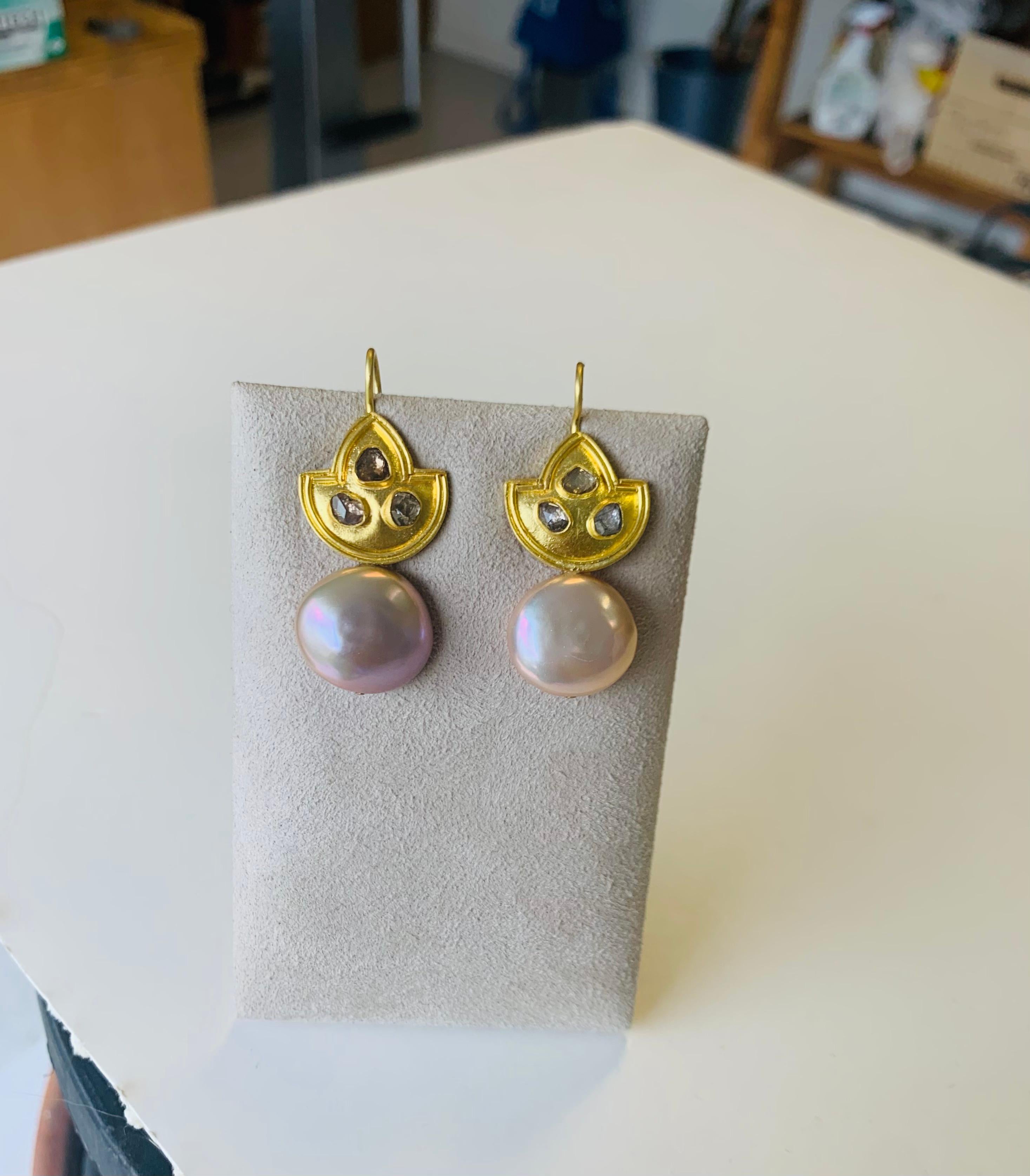 Lotus-Ohrringe aus 22 Karat Gold mit champagnerfarbenen Diamanten mit Antik-Rosenschliff und erröteten Knopfperlen
Diese Ohrringe wurden durch meine vielen Besuche in den Botanischen Gärten der Bronx und deren wunderschöne Seerosenausstellung