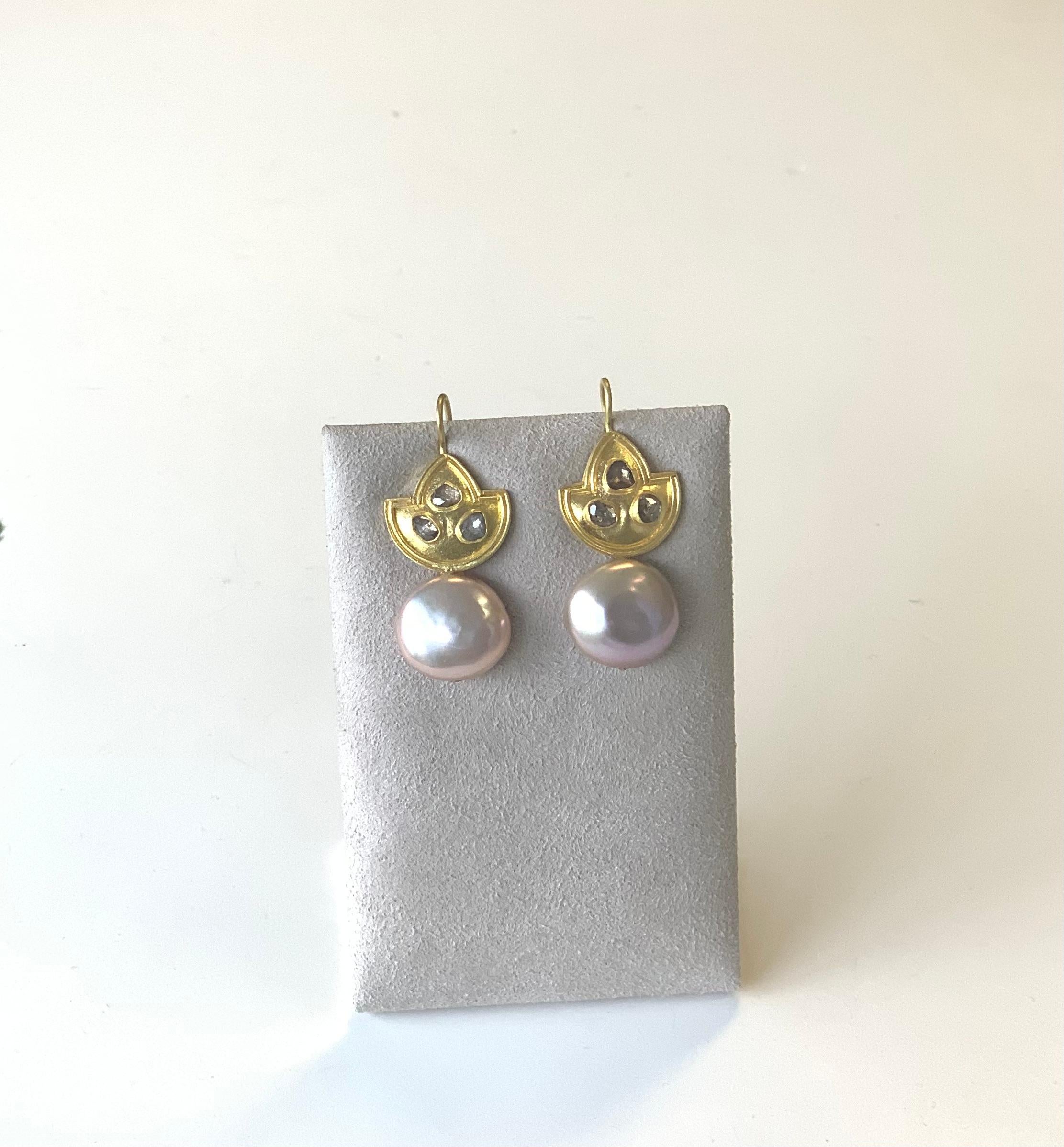 Ohrringe aus 22 Karat Gold mit Blush-Perlen und Diamanten im Rosenschliff (Künstler*in) im Angebot