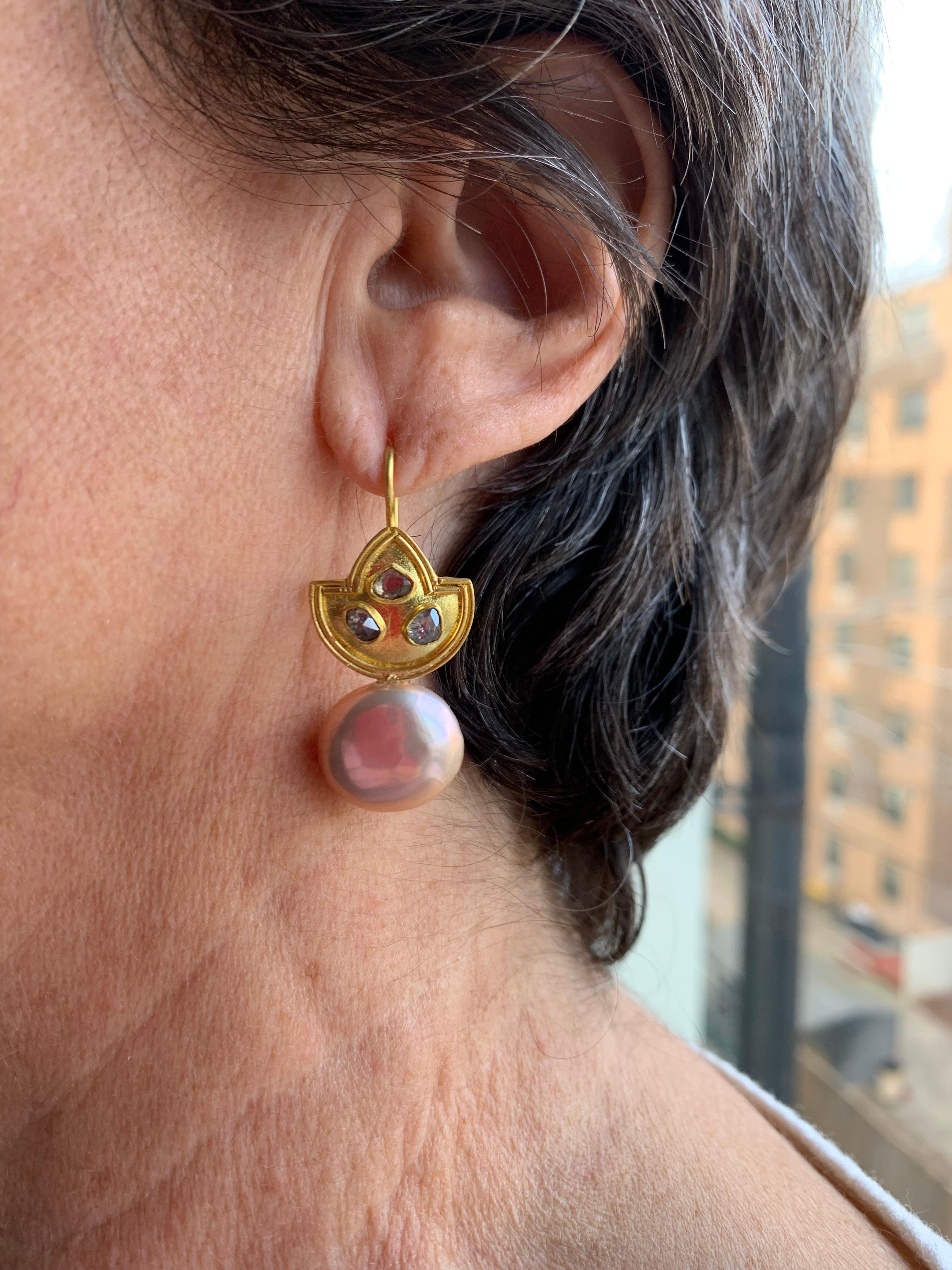 Ohrringe aus 22 Karat Gold mit Blush-Perlen und Diamanten im Rosenschliff im Zustand „Neu“ im Angebot in New York, NY