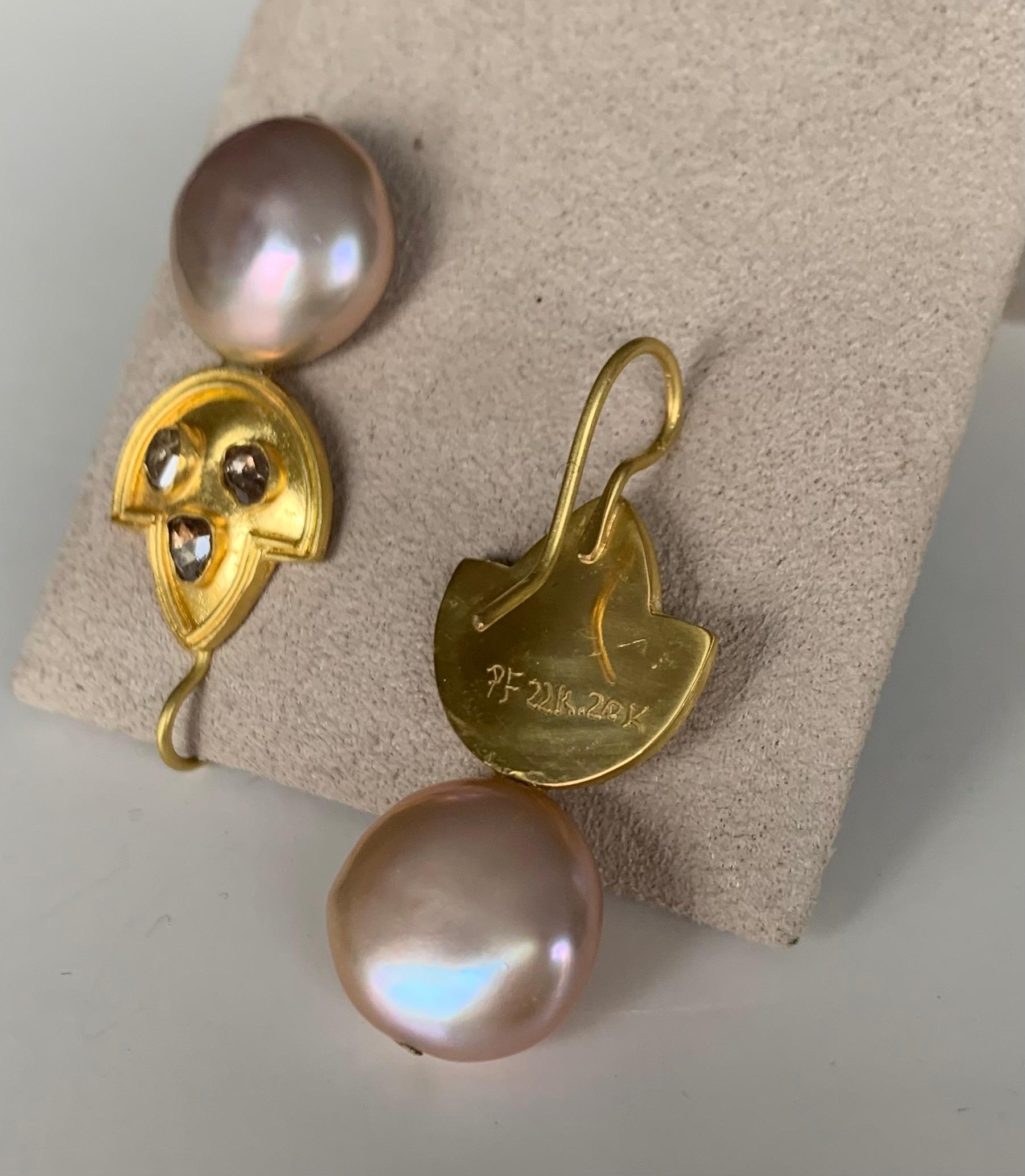 Ohrringe aus 22 Karat Gold mit Blush-Perlen und Diamanten im Rosenschliff Damen im Angebot