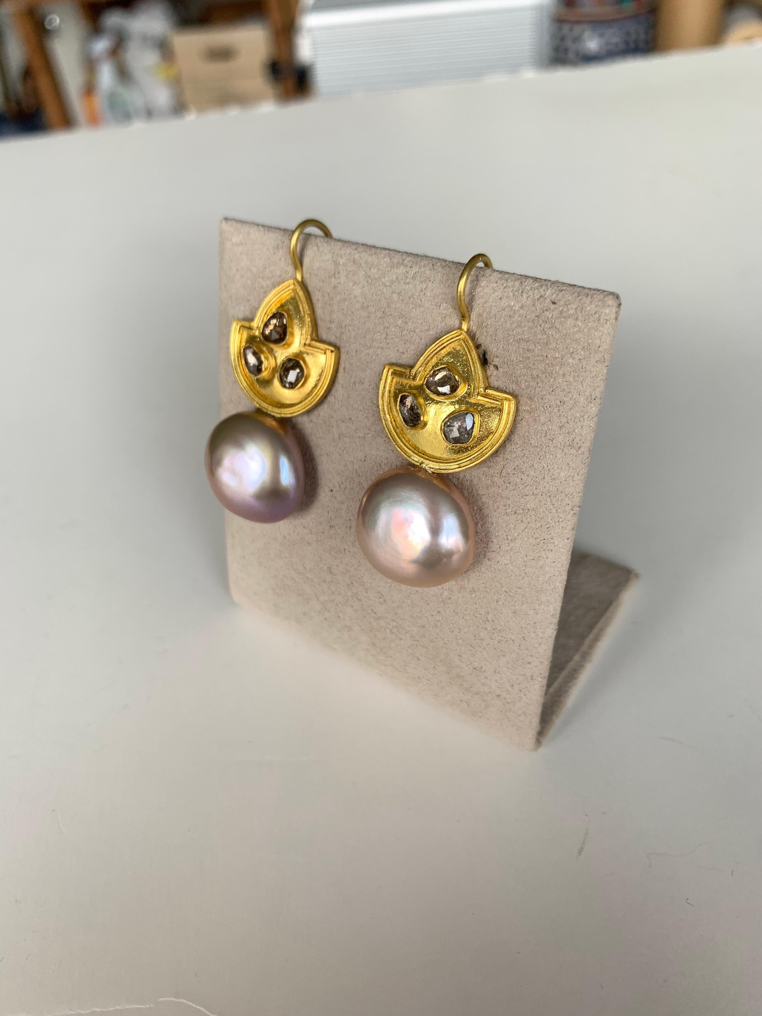 Ohrringe aus 22 Karat Gold mit Blush-Perlen und Diamanten im Rosenschliff im Angebot 2