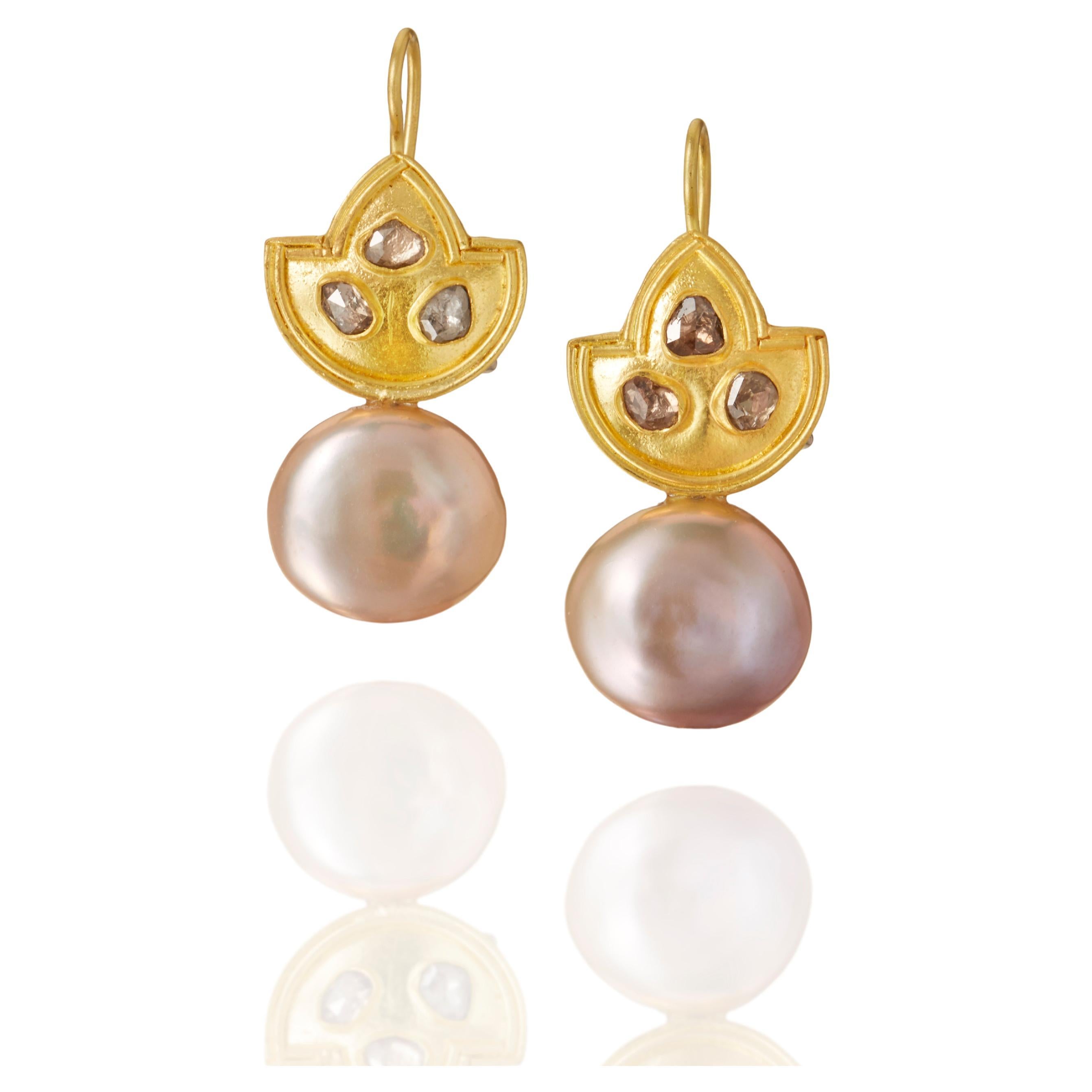 Ohrringe aus 22 Karat Gold mit Blush-Perlen und Diamanten im Rosenschliff im Angebot