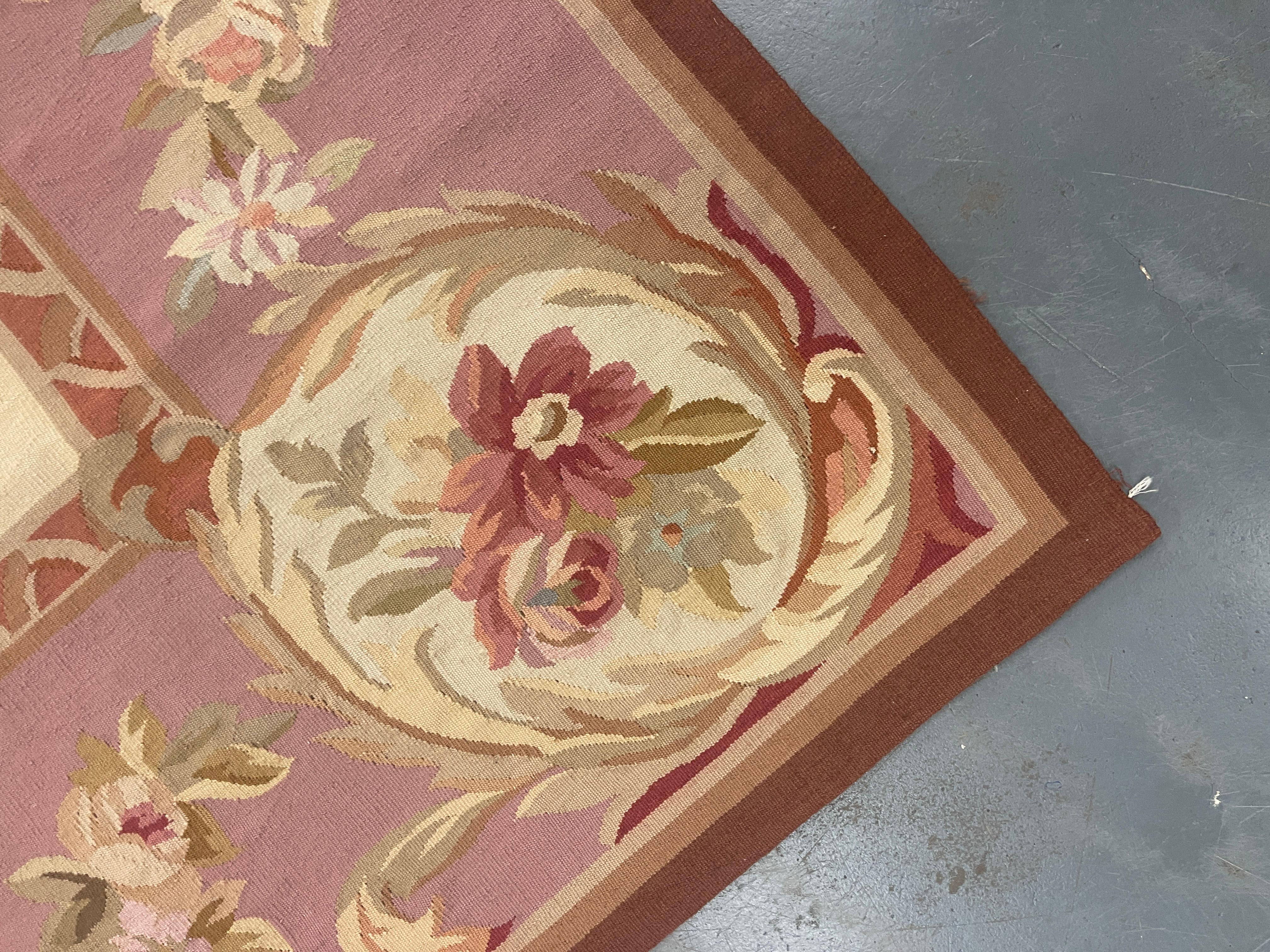 Français Tapis traditionnel rose pâle Aubusson en laine tissé à la main à l'aiguille à motifs floraux  en vente