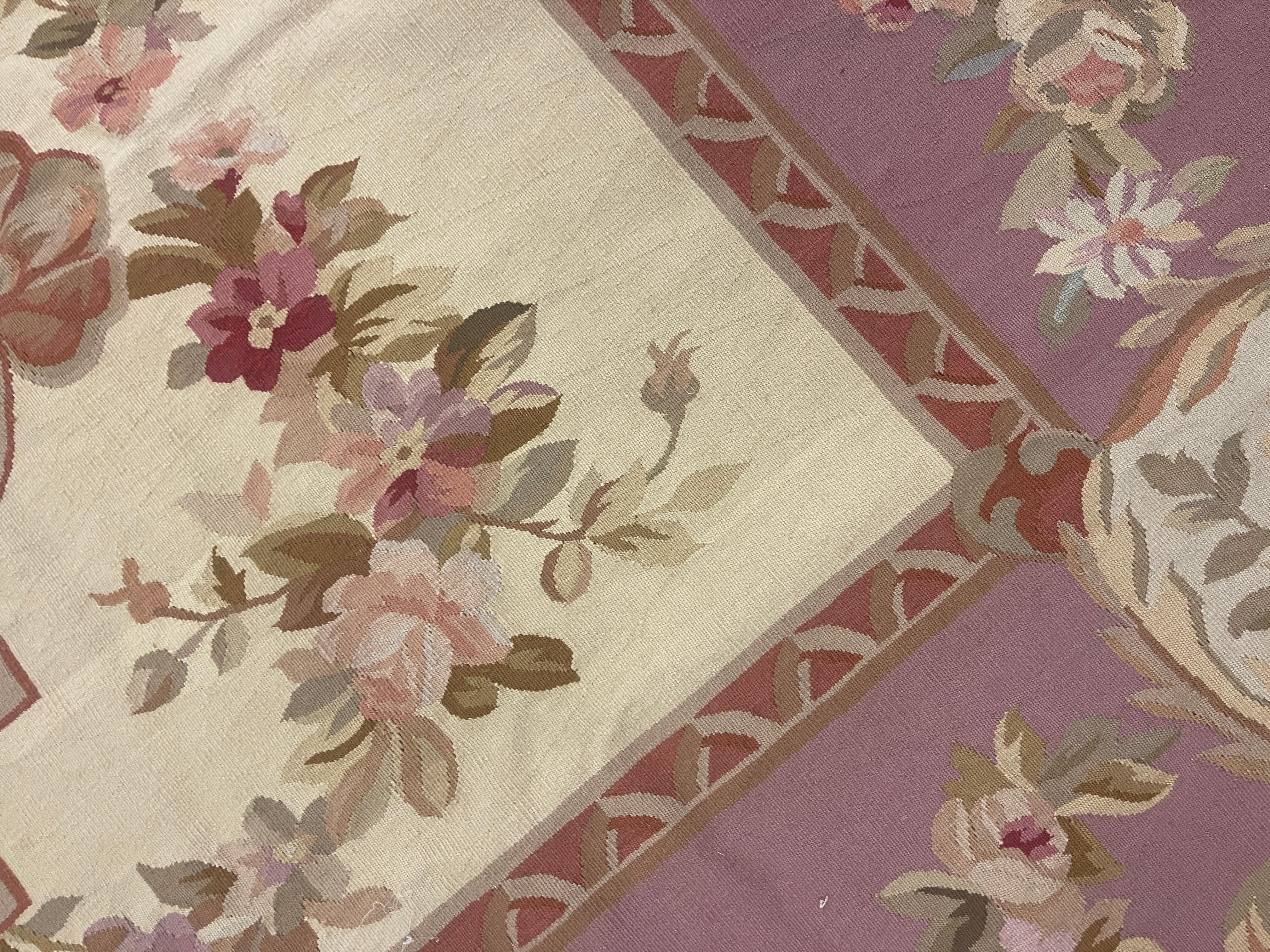 Fait main Tapis traditionnel rose pâle Aubusson en laine tissé à la main à l'aiguille à motifs floraux  en vente