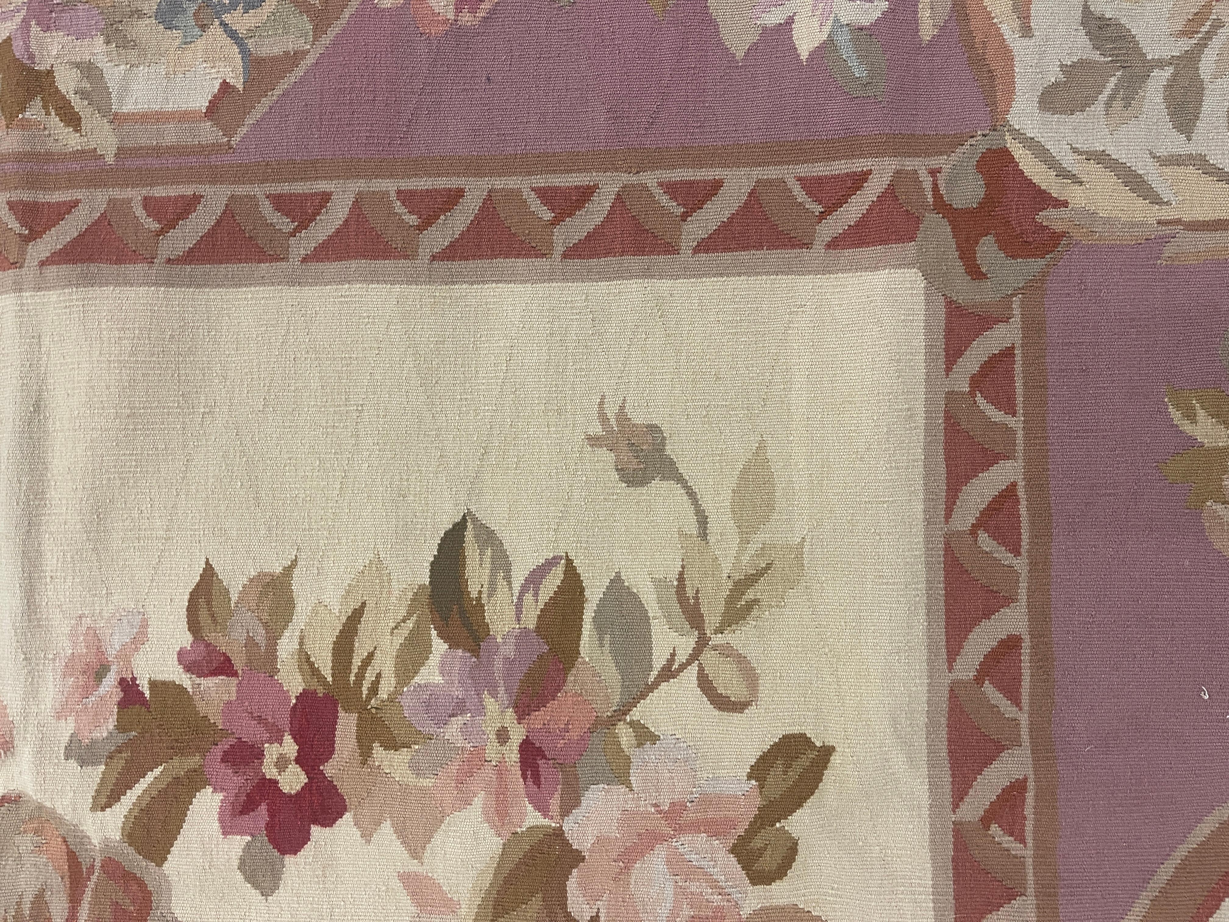 Fin du 20e siècle Tapis traditionnel rose pâle Aubusson en laine tissé à la main à l'aiguille à motifs floraux  en vente