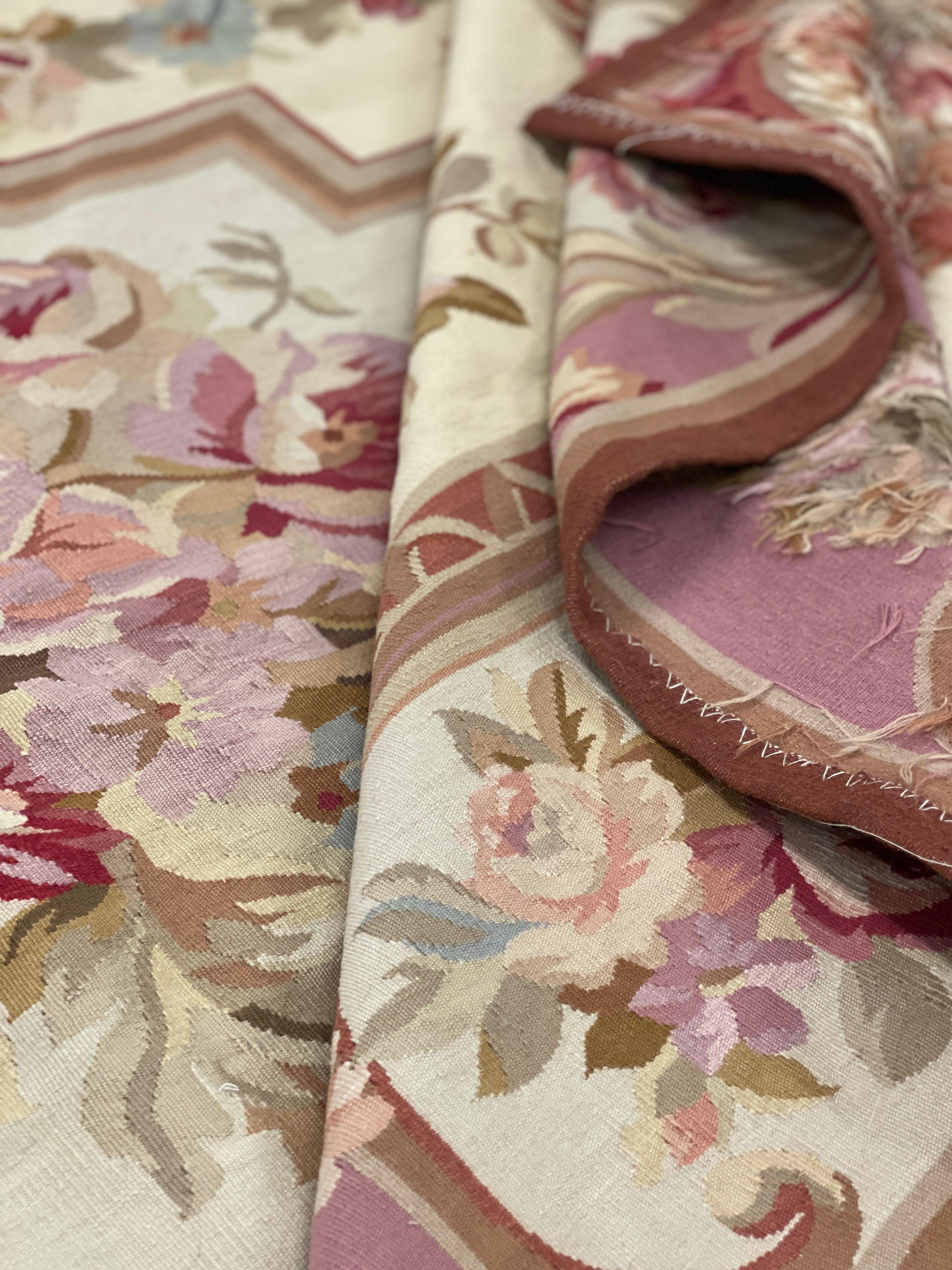 Matériaux organiques Tapis traditionnel rose pâle Aubusson en laine tissé à la main à l'aiguille à motifs floraux  en vente